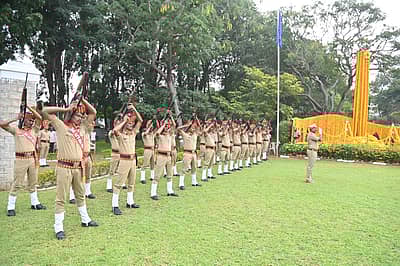 ಪೊಲೀಸ್ ಹುತಾತ್ಮರ ಸ್ಮಾರಕ ಉದ್ಯಾನವನದಲ್ಲಿ ಪೊಲೀಸ್ ಹುತಾತ್ಮರ ದಿನಾಚರಣೆ ಅಂಗವಾಗಿ ಪೊಲೀಸ್ ಸಿಬ್ಬಂದಿ ಗುಂಡು ಹಾರಿಸುವ ಮೂಲಕ ಹುತಾತ್ಮರಿಗೆ ಗೌರವ ಸಲ್ಲಿಸಿದರು. 