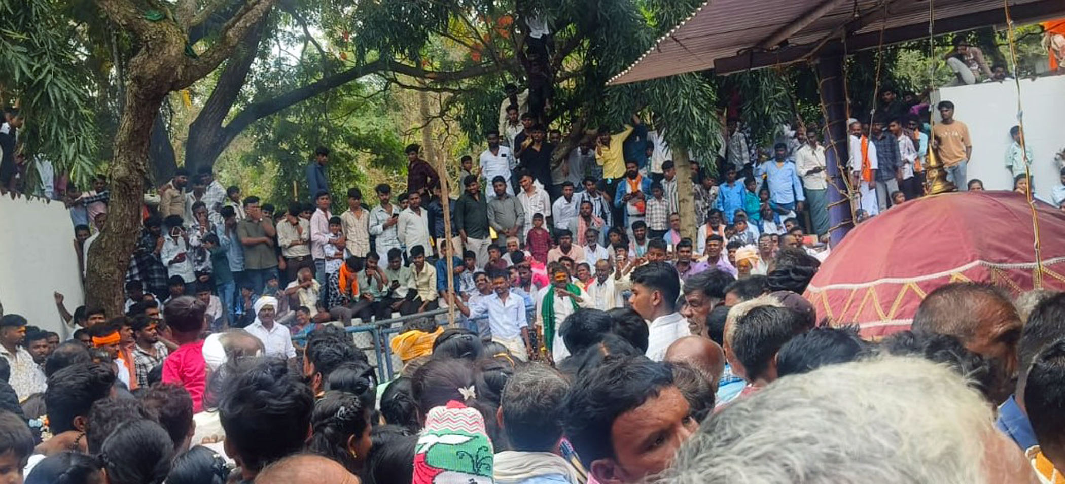 ಹರಪನಹಳ್ಳಿ ತಾಲ್ಲೂಕು ಗೊಲ್ಲರಹಟ್ಟಿ ಜುಂಜೇಶ್ವರ ಸ್ವಾಮಿ ದೇವಸ್ಥಾನ ಆವರಣದಲ್ಲಿ ಜಮಾಯಿಸಿರುವ ಭಕ್ತಸಮೂಹ.