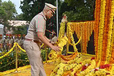 ಮೈಸೂರಿನ ಪೊಲೀಸ್ ಹುತಾತ್ಮರ ಸ್ಮಾರಕ ಉದ್ಯಾನದಲ್ಲಿ ಸೋಮವಾರ ಆಯೋಜಿಸಿದ್ದ ಪೊಲೀಸ್ ಹುತಾತ್ಮರ ದಿನಾಚರಣೆಯಲ್ಲಿ ಪೊಲೀಸ್ ತರಬೇತಿ ಅಕಾಡೆಮಿಯ ನಿರ್ದೇಶಕ ಚನ್ನಬಸವಣ್ಣ ಅವರು ಹುತಾತ್ಮರ ಸ್ತಂಭಕ್ಕೆ ಪುಷ್ಪಗುಚ್ಛ ಅರ್ಪಿಸಿದರು. 