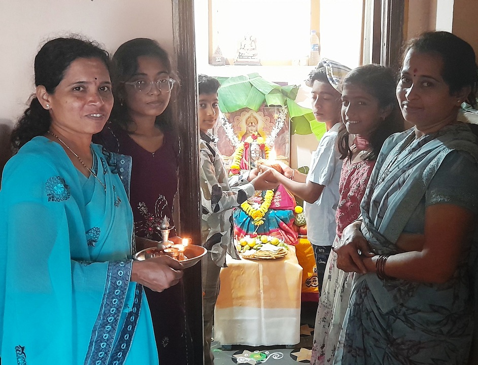 ದೇವರಹಿಪ್ಪರಗಿಯಲ್ಲಿ ಮಂಗಳವಾರ ಅಮವಾಸ್ಯೆ ಅಂಗವಾಗಿ ಬೆಳಿಗ್ಗೆ ಲಕ್ಷ್ಮೀ ಪೂಜೆ ನೆರವೇರಿಸಿದ ಮಹಿಳೆಯರು.