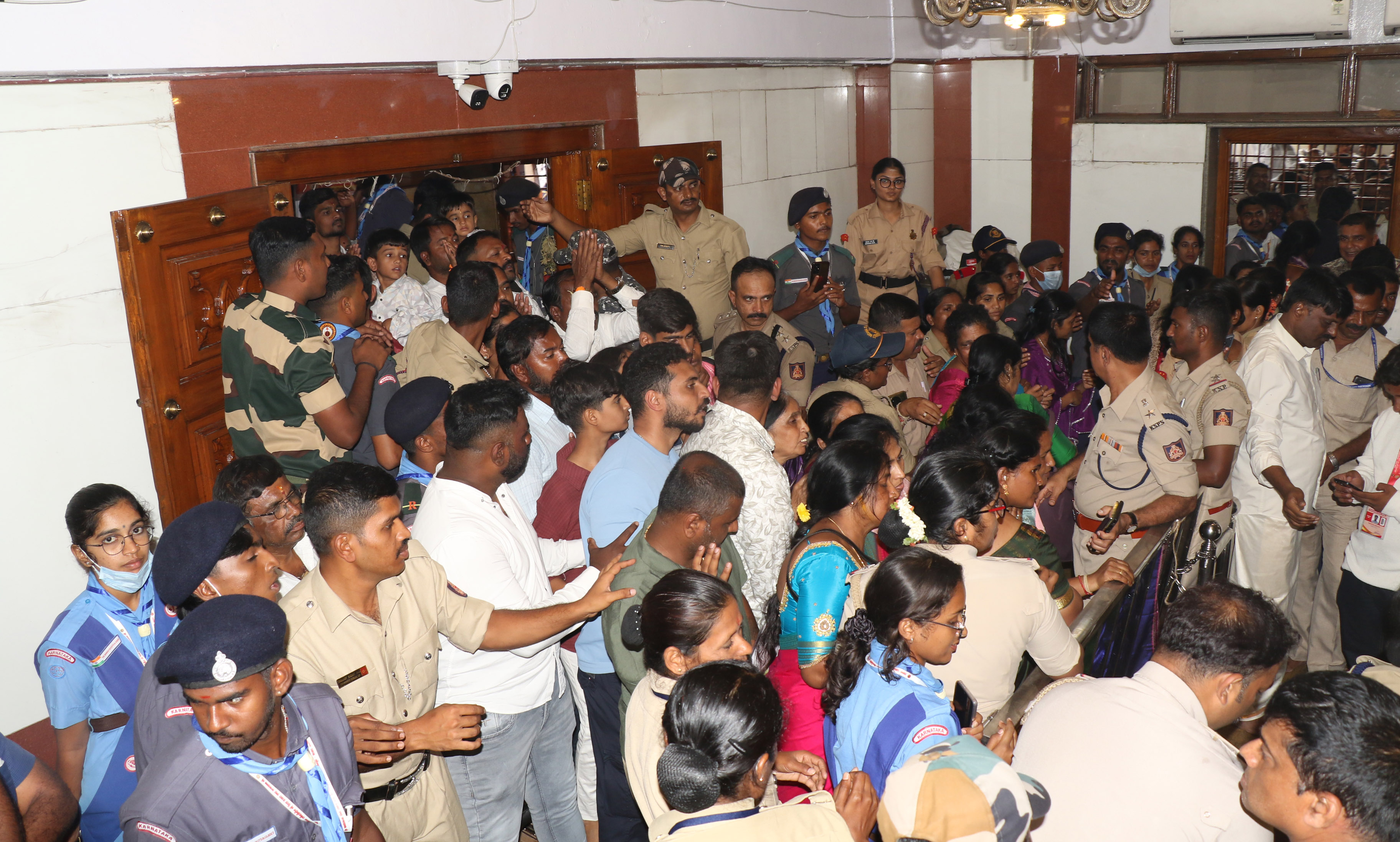 ಹಾಸನಾಂಬ ದೇಗುಲದ ಗರ್ಭಗುಡಿಯಲ್ಲಿ ಭಕ್ತರ ದಟ್ಟಣೆ 
