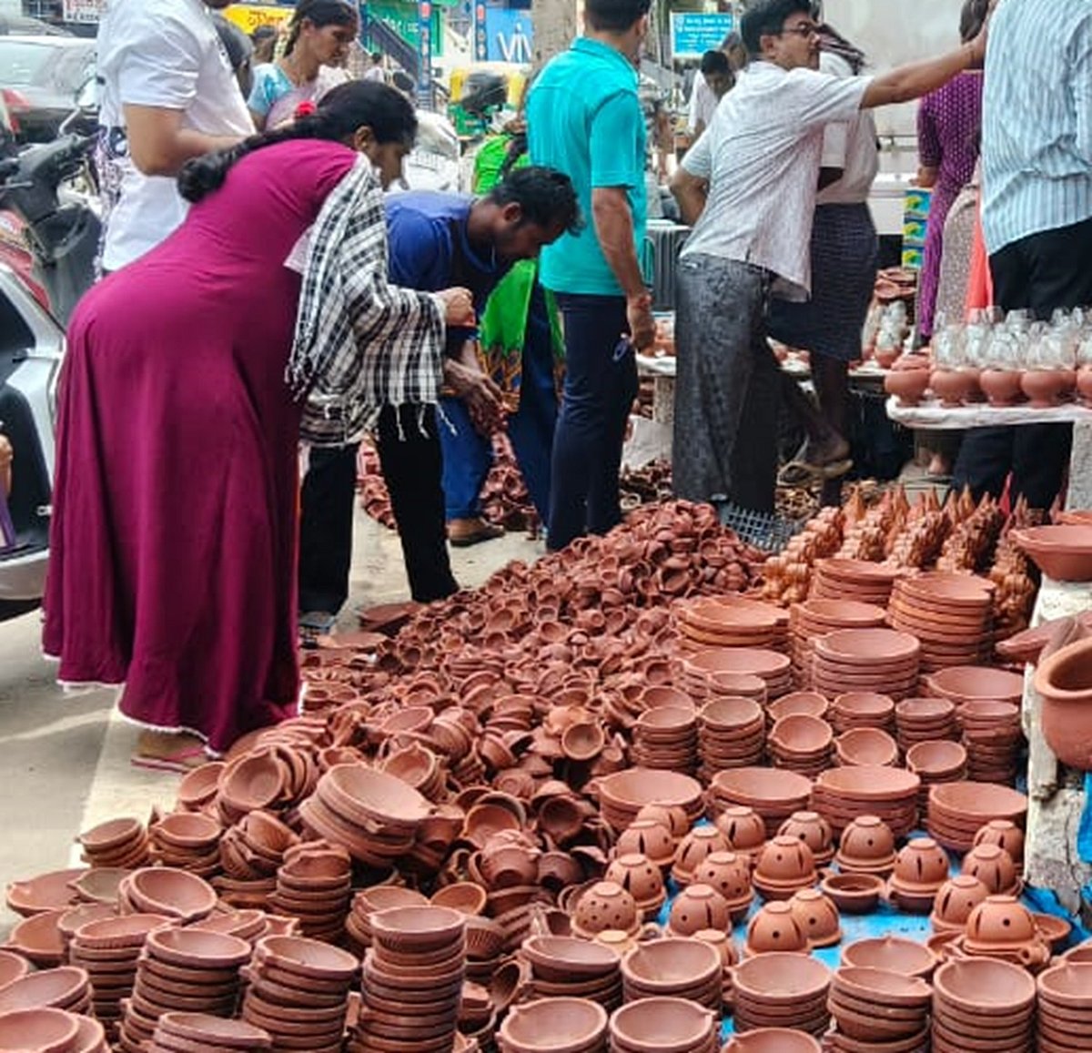 ರಾಮನಗರ | ಕಣ್ಮನ ಸೆಳೆಯುತ್ತಿವೆ ಮಣ್ಣಿನ ದೀಪಗಳು..