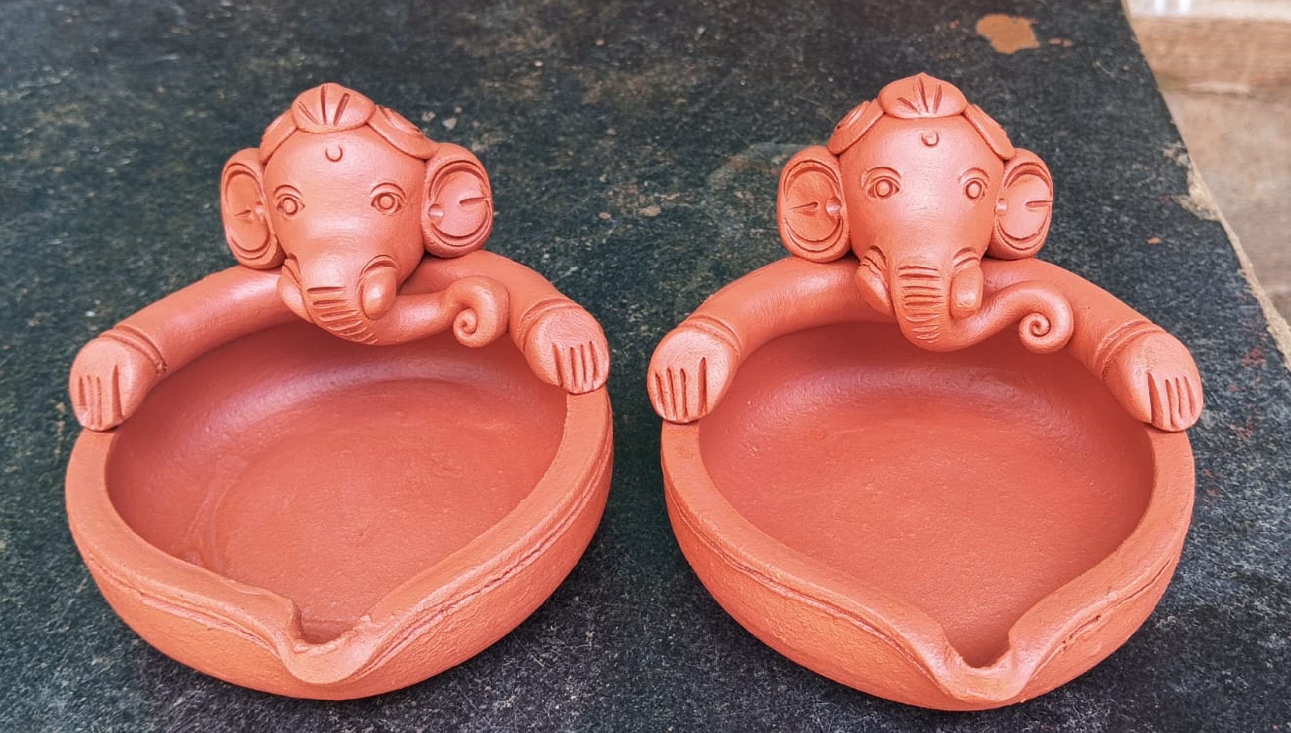 ಆಕರ್ಷಕ ಮಣ್ಣಿನ ಹಣತೆ