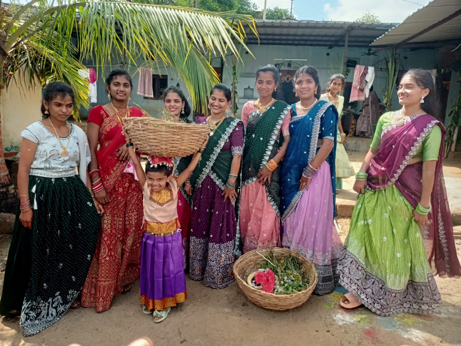 ಚಿಂಚೋಳಿ ತಾಲ್ಲೂಕಿನ ಚಾಪ್ಲಾನಾಯಕ ತಾಂಡಾದಲ್ಲಿ ಕಾಡಿಗೆ ಹೋಗಿ ಹೂವು ತಂದ ಯುವತಿಯರು
