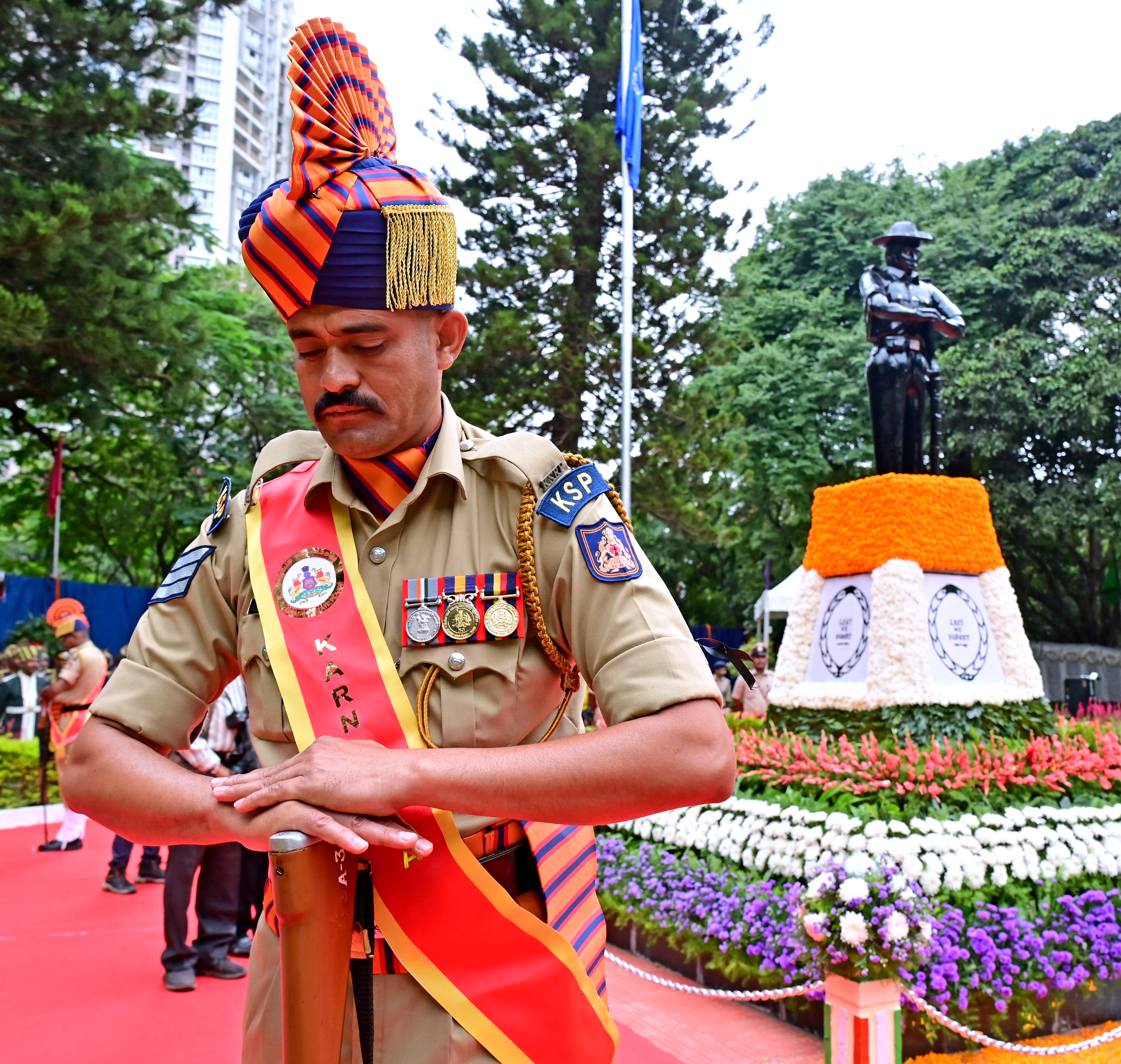 ಕೆ.ಎಸ್.ಆರ್.ಪಿ ಪೊಲೀಸರು ಹುತಾತ್ಮ ಪೊಲೀಸರಿಗೆ ಗೌರವ ವಂದನೆ ಸಲ್ಲಿಸಿದರು
ಪ್ರಜಾವಾಣಿ ಚಿತ್ರಗಳು/ ರಂಜು ಪಿ.
