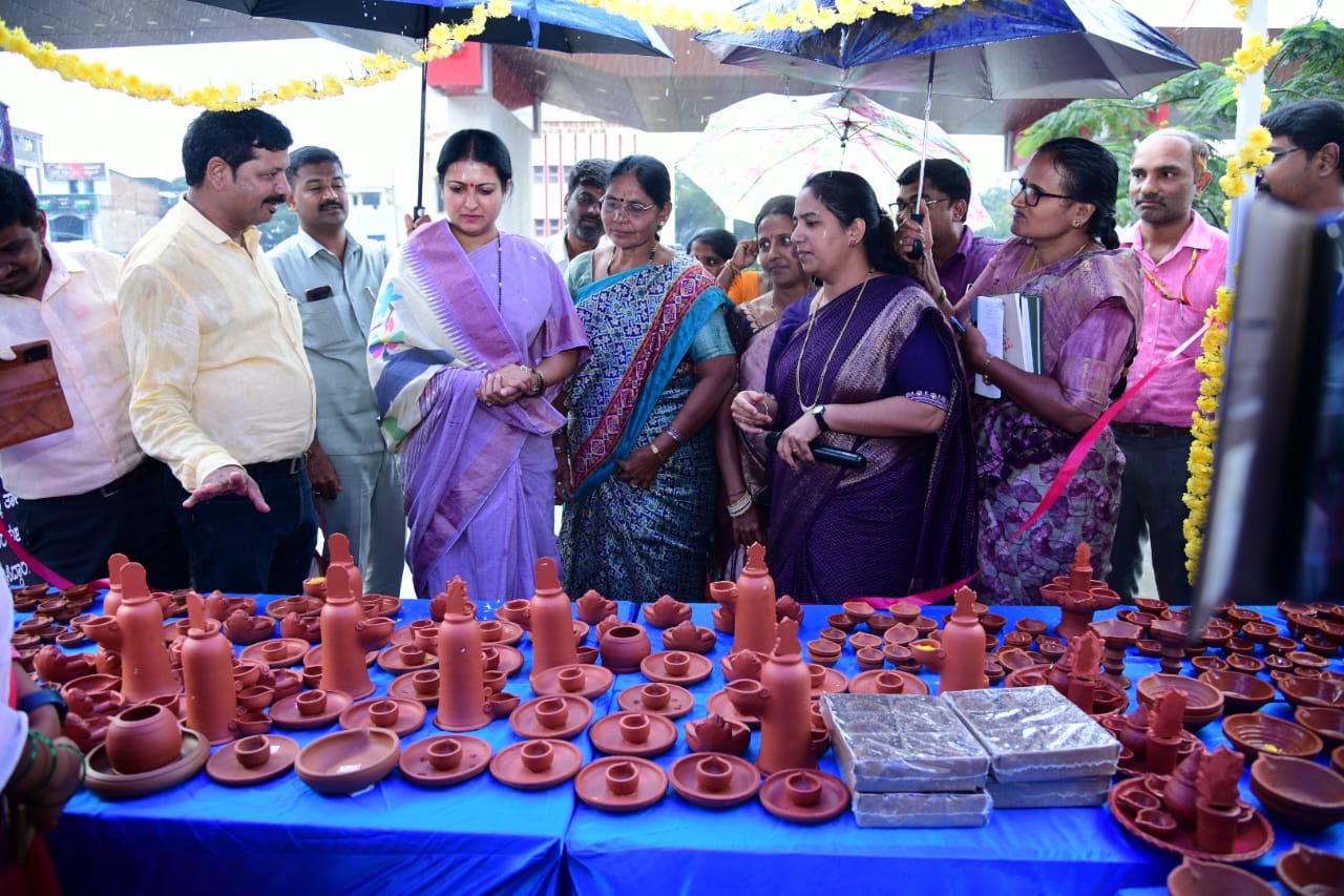 ದಾವಣಗೆರೆ ಜಿಲ್ಲಾ ಪಂಚಾಯತ್ ಹಾಗೂ ಎನ್‌ಎಂಆರ್‌ಎಲ್‌ನಿಂದ ನಗರದಲ್ಲಿ ಈಚೆಗೆ ಆಯೋಜಿಸಿದ್ದ ‘ದೀಪ ಸಂಜೀವಿನಿ’ ಕಾರ್ಯಕ್ರಮದಲ್ಲಿ ಮಹಿಳಾ ಸ್ವಸಹಾಯ ಸಂಘಗಳ ಮಹಿಳೆಯರು ಮಾರಾಟಕ್ಕೆ ಇಟ್ಟಿದ್ದ ಮಣ್ಣಿನ ಹಣತೆಗಳನ್ನು ವೀಕ್ಷಿಸಿದ ಸಂಸದೆ ಡಾ. ಪ್ರಭಾ ಮಲ್ಲಿಕಾರ್ಜುನ್