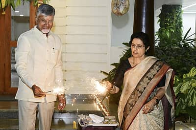 ಹೆಂಡತಿಯೊಂದಿಗೆ ದೀಪಾವಳಿ ಆಚರಿಸಿದ ಆಂಧ್ರಪ್ರದೇಶ ಮುಖ್ಯಮಂತ್ರಿ ಎನ್‌. ಚಂದ್ರಬಾಬು ನಾಯ್ಡು 