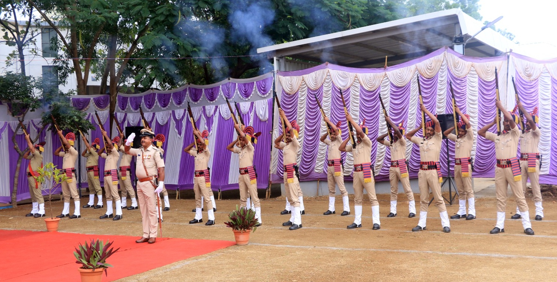 ಪೊಲೀಸ್ ಹುತಾತ್ಮರ ದಿನಾಚರಣೆಯಲ್ಲಿ ಸಿಬ್ಬಂದಿ ಗಾಳಿಯಲ್ಲಿ ಮೂರು ಸುತ್ತು ಗುಂಡು ಹಾರಿಸಿ ಗೌರವ ಸಲ್ಲಿಸಿದರು