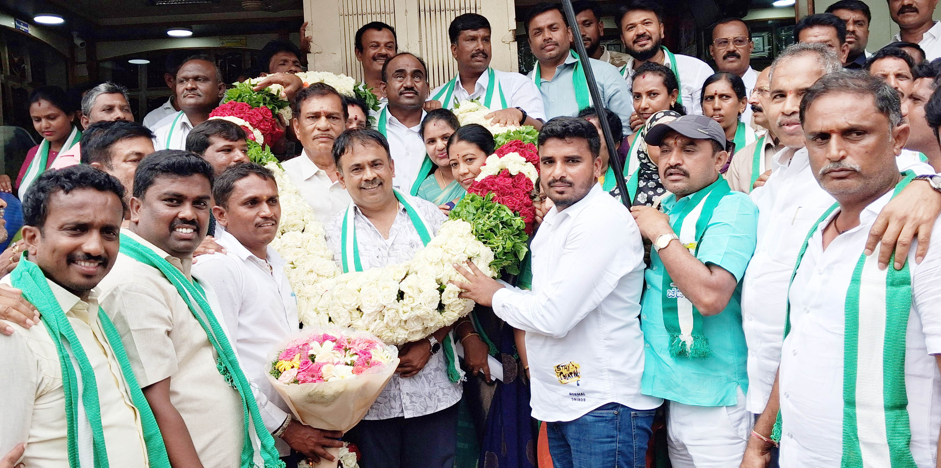 ಬಿಡದಿ ಪುರಸಭೆಯ ನೂತನ ಅಧ್ಯಕ್ಷೆಯಾಗಿ ಆಯ್ಕೆಯಾದ ಜೆಡಿಎಸ್‌ನ ವಾರ್ಡ್‌– 22ರ ಸದಸ್ಯೆ ಭಾನುಪ್ರಿಯ ಸಂಪತ್ ಅವರನ್ನು ಜೆಡಿಎಸ್ ಜಿಲ್ಲಾಧ್ಯಕ್ಷ ಎ. ಮಂಜುನಾಥ್ ಪುರಸಭೆ ಸದಸ್ಯರು ಹಾಗೂ ಪಕ್ಷದ ಮುಖಂಡರು ಅಭಿನಂದಿಸಿದರು