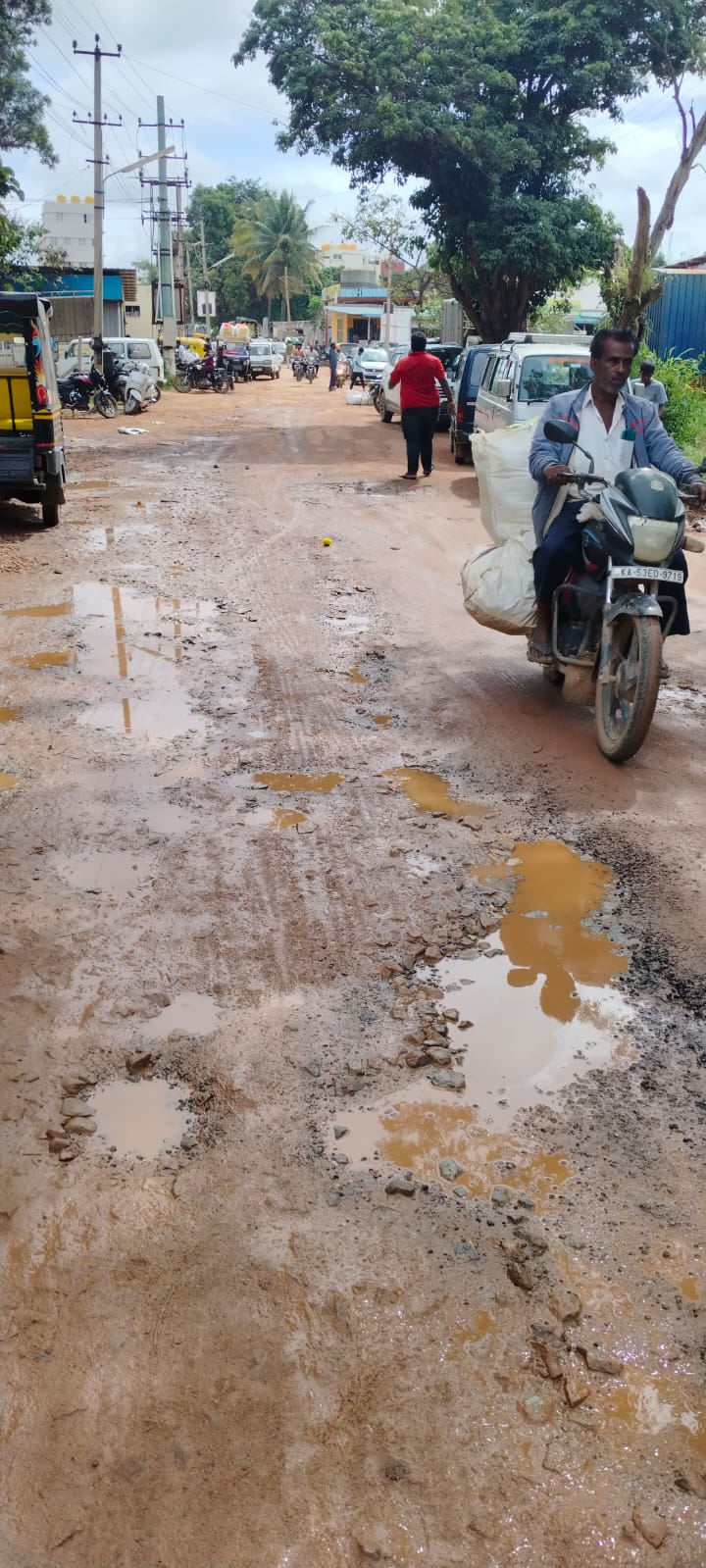 ಹೂಮಂಡಿ ಮಾರುಕಟ್ಟೆ ಬಳಿಯ ರಸ್ತೆ 