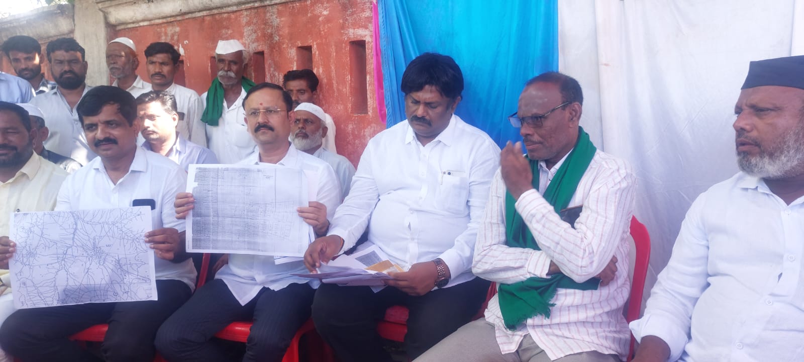 ಬಸವನಬಾಗೇವಾಡಿ ತಾಲೂಕಿನ ಕುದರಿಸಾಲವಾಡಗಿ ಗ್ರಾಮದಲ್ಲಿ ರಸ್ತೆಯ ಅಭಿವೃದ್ಧಿ ಹಾಗೂ ಅಗಲೀಕರಣ ವಿಚಾರವಾಗಿ ತೆರವುಗೊಳಿಸಲಾದ ಮನೆಗಳನ್ನು‌ ಕಳೆದುಕೊಂಡ ನಿರಾಶ್ರಿತರು ಪಟ್ಟಣದ ಮಿನಿವಿಧಾನಸೌಧದ ಮುಂಭಾಗದಲ್ಲಿ ನಡೆಸುತ್ತಿರುವ ಅನಿರ್ದಿಷ್ಟ ಧರಣಿ ಸತ್ಯಾಗ್ರಹಕ್ಕೆ ಮುಖಂಡರು ಬೆಂಬಲ ನೀಡಿ ಸುದ್ದಿಗೋಷ್ಟಿ ನಡೆಸಿದರು.