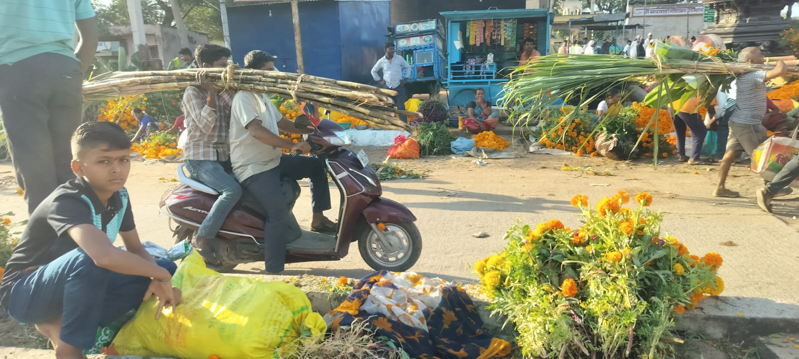 ದೀಪಾವಳಿ ಹಬ್ಬದ ನಿಮಿತ್ಯ ಕಬ್ಬು ಹಣ್ಣು ಇತರೆ ಖರೀದಿ ಜೋರಾಗಿತ್ತು.