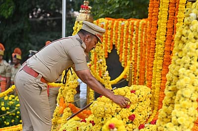 ಮೈಸೂರಿನ ಪೊಲೀಸ್ ಹುತಾತ್ಮರ ಸ್ಮಾರಕ ಉದ್ಯಾನದಲ್ಲಿ ಸೋಮವಾರ ಆಯೋಜಿಸಿದ್ದ ಪೊಲೀಸ್ ಹುತಾತ್ಮರ ದಿನಾಚರಣೆಯಲ್ಲಿ ಡಿಸಿಪಿ ಸುಂದರ್ ರಾಜ್ ಅವರು ಹುತಾತ್ಮರ ಸ್ತಂಭಕ್ಕೆ ಪುಷ್ಪಗುಚ್ಛ ಅರ್ಪಿಸಿದರು. 