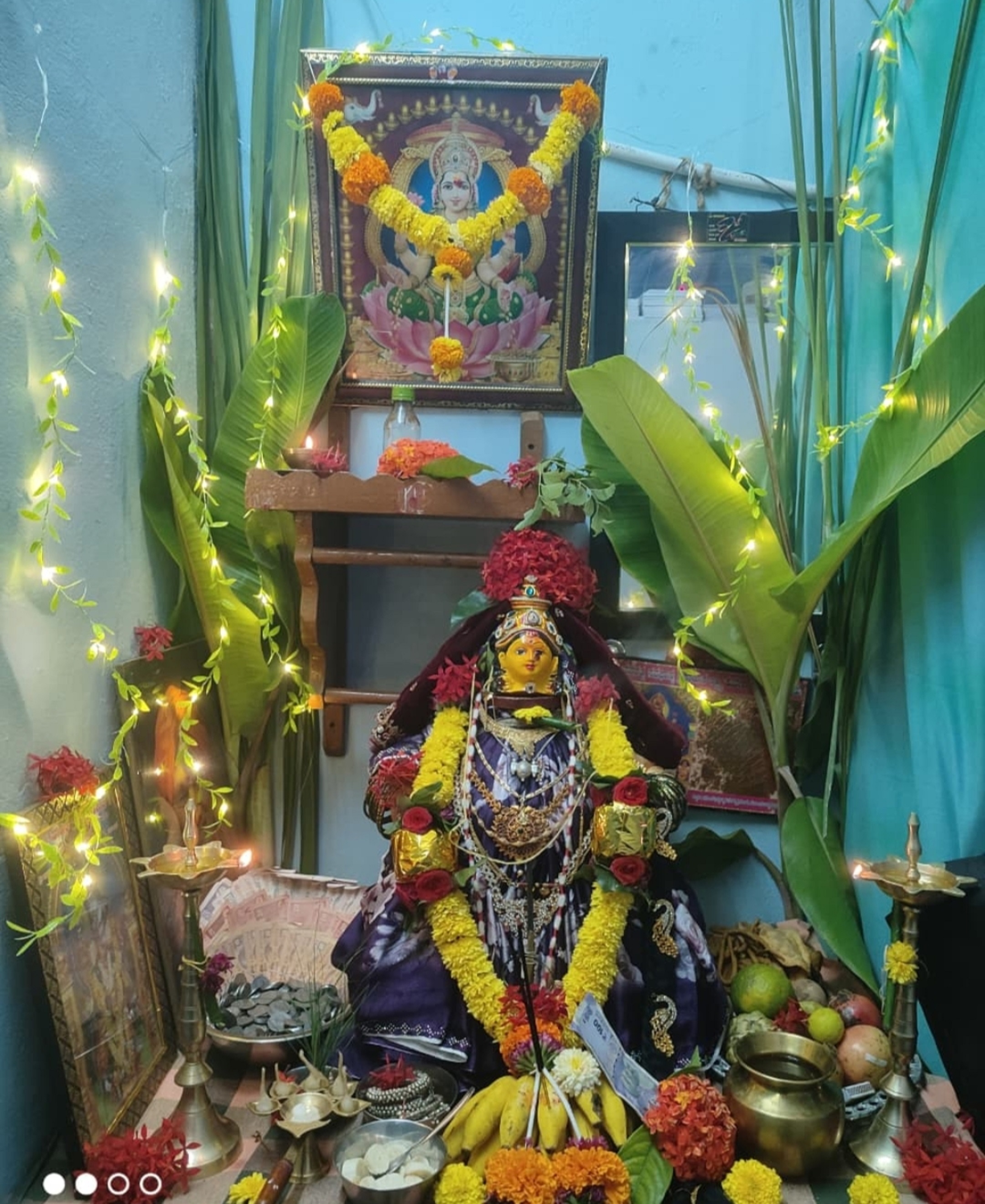 ಹಾವೇರಿಯ ಮನೆಯೊಂದರಲ್ಲಿ ಮಂಗಳವಾರ ರಾತ್ರಿ ಲಕ್ಷ್ಮಿ ಪೂಜೆಗೆಂದು ವಿಶೇಷ ಅಲಂಕಾರ ಮಾಡಿರುವುದು