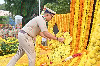 ಮೈಸೂರಿನ ಪೊಲೀಸ್ ಹುತಾತ್ಮರ ಸ್ಮಾರಕ ಉದ್ಯಾನದಲ್ಲಿ ಸೋಮವಾರ ಆಯೋಜಿಸಿದ್ದ ಪೊಲೀಸ್ ಹುತಾತ್ಮರ ದಿನಾಚರಣೆಯಲ್ಲಿ ಪೊಲೀಸ್ ವರಿಷ್ಠಾಧಿಕಾರಿ ವಿಷ್ಣುವರ್ಧನ್ ಅವರು ಹುತಾತ್ಮರ ಸ್ತಂಭಕ್ಕೆ ಪುಷ್ಪಗುಚ್ಛ ಅರ್ಪಿಸಿದರು. 