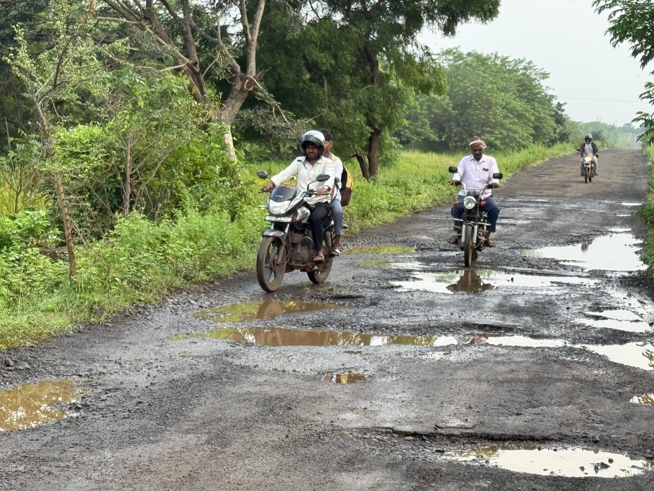 ಔರಾದ್ ತಾಲ್ಲೂಕಿನ ಕೌಠಾ-ವಡಗಾಂವ್ ರಸ್ತೆ ಮೇಲೆ ಗುಂಡಿಗಳು ಬಿದ್ದಿವೆ