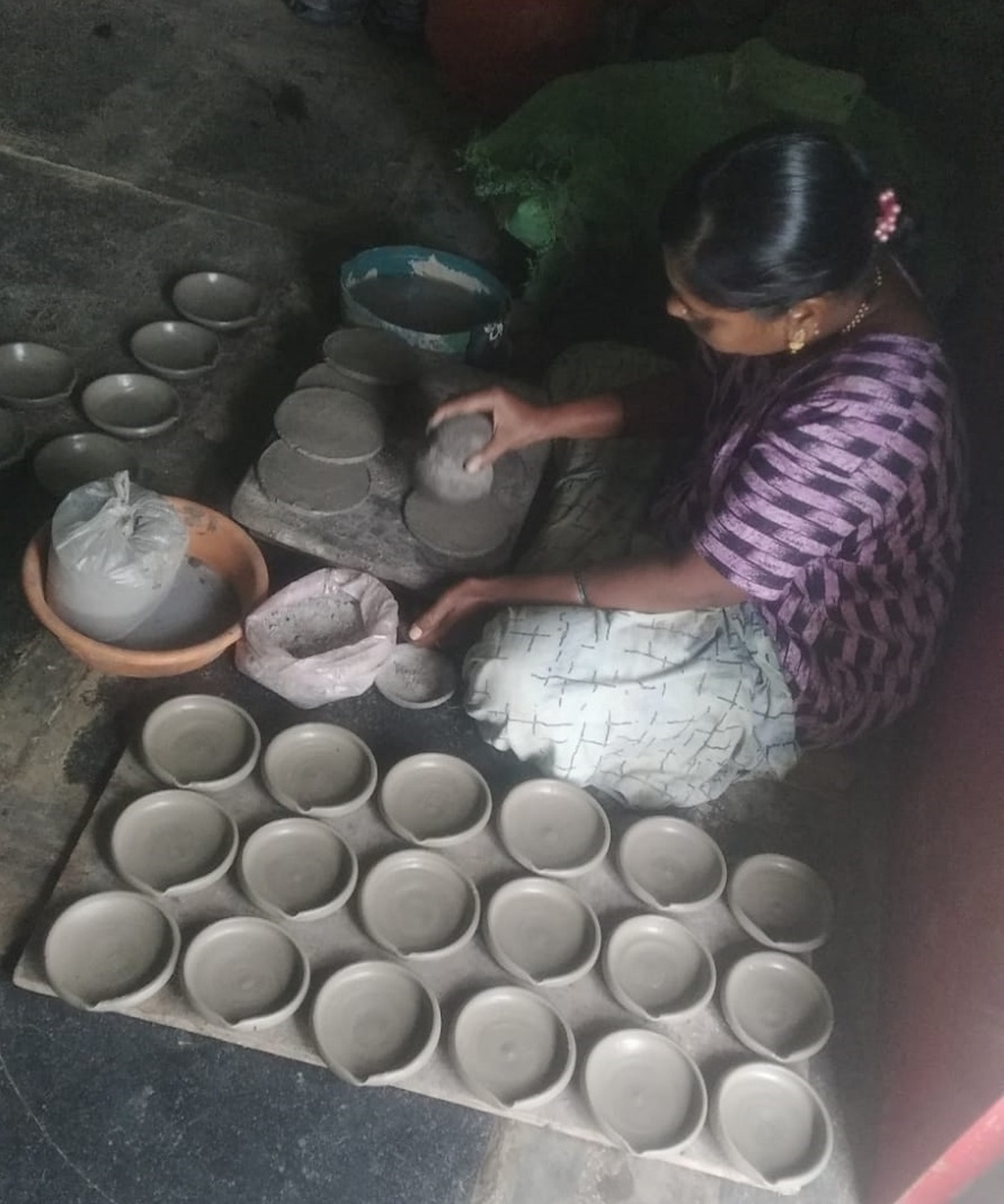 ಮಣ್ಣಿನ ಹಣತೆಗಳ ತಯಾರಿಯಲ್ಲಿ ತೊಡಗಿರುವ ಸ್ವಸಹಾಯ ಸಂಘದ ಮಹಿಳೆ