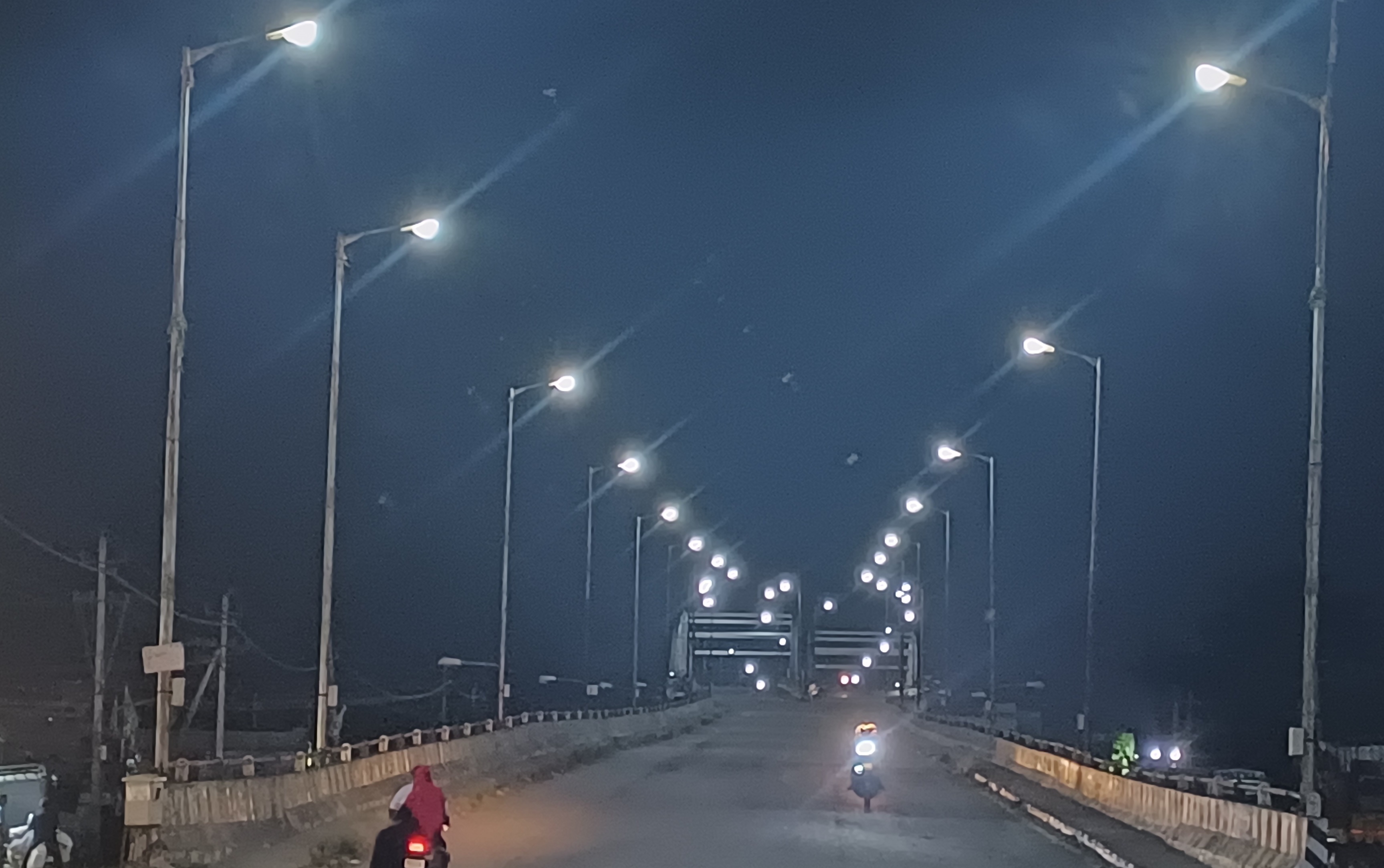 ಅಮರಾವತಿ ಬಳಿಯ ರೈಲ್ವೆ ಮೇಲ್ಸೇತುವೆ ಮೇಲಿನ ಬೀದಿ ದೀಪಗಳು ಬೆಳಗಿರುವುದು