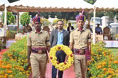 ಮೈಸೂರಿನ ಪೊಲೀಸ್ ಹುತಾತ್ಮರ ಸ್ಮಾರಕ ಉದ್ಯಾನದಲ್ಲಿ ಸೋಮವಾರ ಆಯೋಜಿಸಿದ್ದ ಪೊಲೀಸ್ ಹುತಾತ್ಮರ ದಿನಾಚರಣೆಯಲ್ಲಿ ಮಹಾನಗರ ಪಾಲಿಕೆ ಆಯುಕ್ತ ಶೇಖ್ ತನ್ವೀರ್ ಆಸೀಫ್ ಅವರು ಹುತಾತ್ಮರ ಸ್ತಂಭಕ್ಕೆ ಪುಷ್ಪಗುಚ್ಛ ಅರ್ಪಿಸಿದರು. 