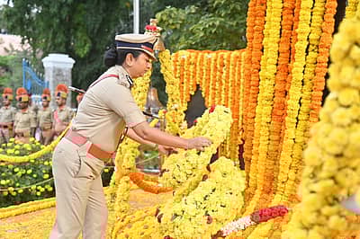 ಮೈಸೂರಿನ ಪೊಲೀಸ್ ಹುತಾತ್ಮರ ಸ್ಮಾರಕ ಉದ್ಯಾನದಲ್ಲಿ ಸೋಮವಾರ ಆಯೋಜಿಸಿದ್ದ ಪೊಲೀಸ್ ಹುತಾತ್ಮರ ದಿನಾಚರಣೆಯಲ್ಲಿ ಪೊಲೀಸ್ ಆಯುಕ್ತೆ ಸೀಮಾ ಲಾಟ್ಕರ್ ಅವರು ಹುತಾತ್ಮರ ಸ್ತಂಭಕ್ಕೆ ಪುಷ್ಪಗುಚ್ಛ ಅರ್ಪಿಸಿದರು. 