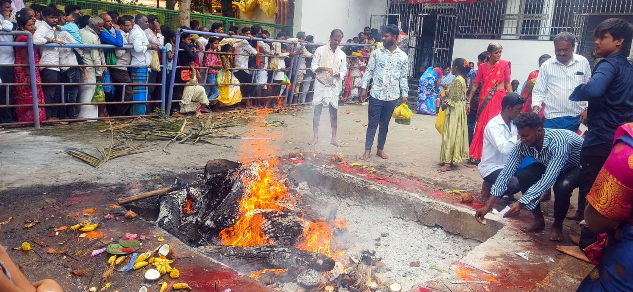  ಹರಪನಹಳ್ಳಿ ತಾಲ್ಲೂಕು ಗೊಲ್ಲರಹಟ್ಟಿಯಲ್ಲಿ ಜುಂಜೇಶ್ವರ ಸ್ವಾಮಿ ದೇವಸ್ಥಾನದ ಆವರಣದಲ್ಲಿ ಕೆಂಡೋತ್ಸವಕ್ಕೆ ಸಿದ್ಧತೆ.