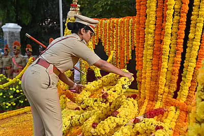 ಮೈಸೂರಿನ ಪೊಲೀಸ್ ಹುತಾತ್ಮರ ಸ್ಮಾರಕ ಉದ್ಯಾನದಲ್ಲಿ ಸೋಮವಾರ ಆಯೋಜಿಸಿದ್ದ ಪೊಲೀಸ್ ಹುತಾತ್ಮರ ದಿನಾಚರಣೆಯಲ್ಲಿ ಡಿಸಿಪಿ1 ಬಿಂದುಮಣಿ ಅವರು ಹುತಾತ್ಮರ ಸ್ತಂಭಕ್ಕೆ ಪುಷ್ಪಗುಚ್ಛ ಅರ್ಪಿಸಿದರು. 
