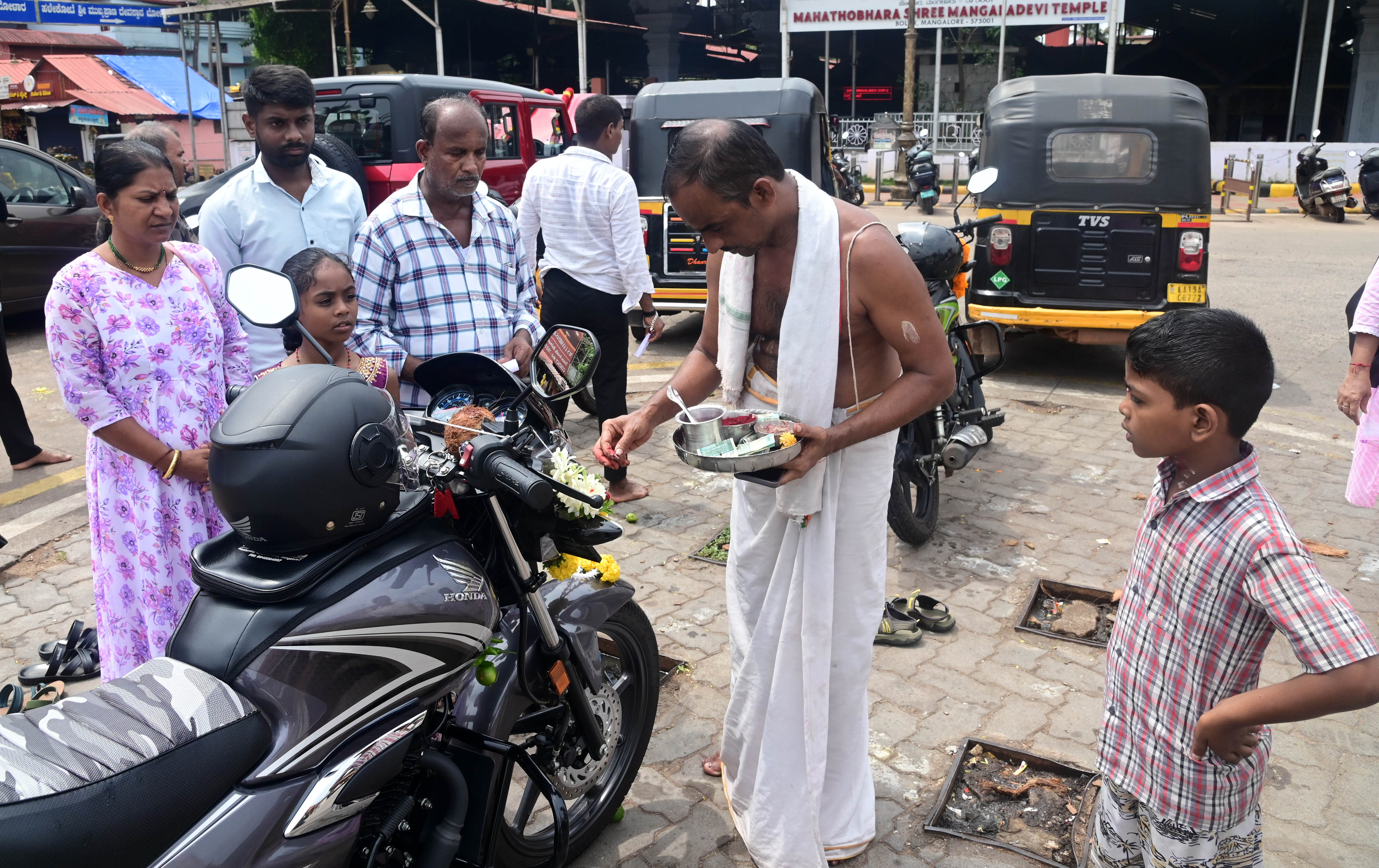 ಮಂಗಳಾದೇವಿ  ದೇವಸ್ಥಾನದ ಆವರಣದಲ್ಲಿ ವಾಹನ ಪೂಜೆ ನಡೆಯಿತು : ಪ್ರಜಾವಾಣಿ ಚಿತ್ರ