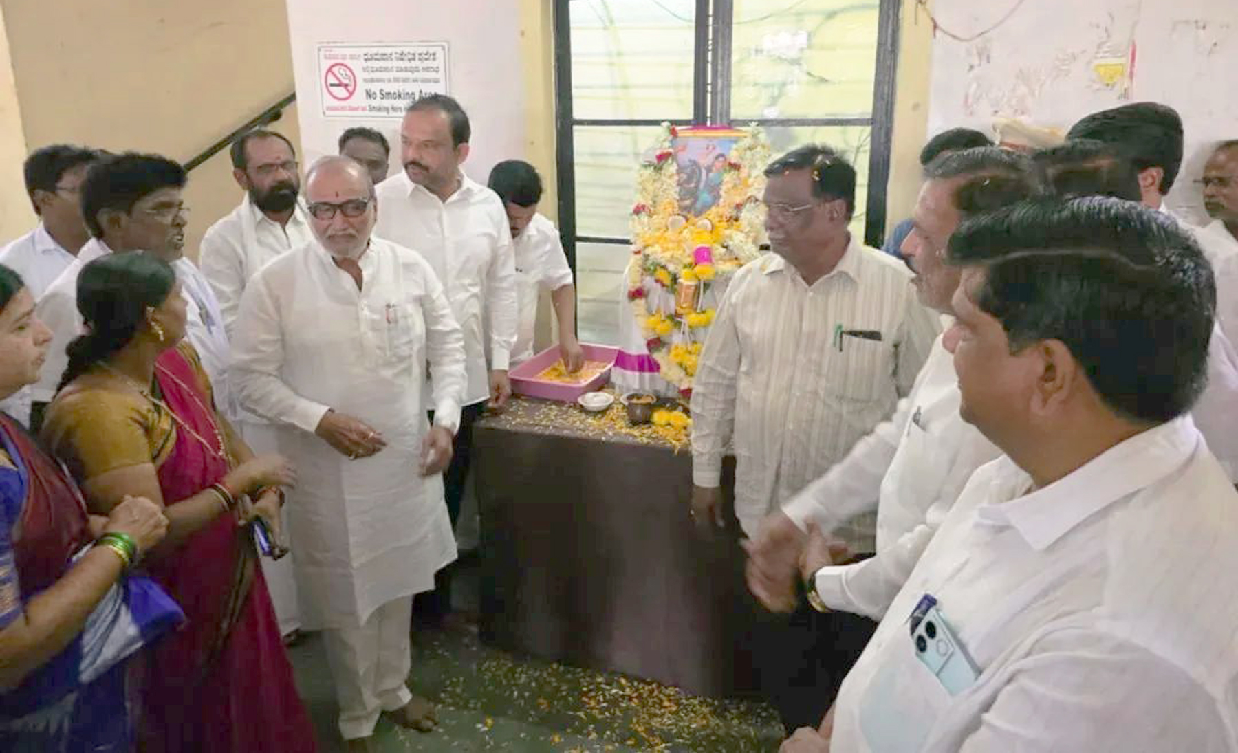 ಸಿಂಧನೂರಿನ ವಿನಿವಿಧಾನಸೌಧದಲ್ಲಿ ಗುರುವಾರ ಹಮ್ಮಿಕೊಂಡಿದ್ದ ಕಿತ್ತೂರು ರಾಣಿ ಚನ್ನಮ್ಮ ಜಯಂತಿ ಕಾರ್ಯಕ್ರಮದಲ್ಲಿ ಮಾಜಿ ಸಚಿವ ವೆಂಕಟರಾವ್ ನಾಡಗೌಡ ಪ್ರತಿಮೆಗೆ ಮಾಲಾರ್ಪಣೆ ಮಾಡಿ ಮಾತನಾಡಿದರು