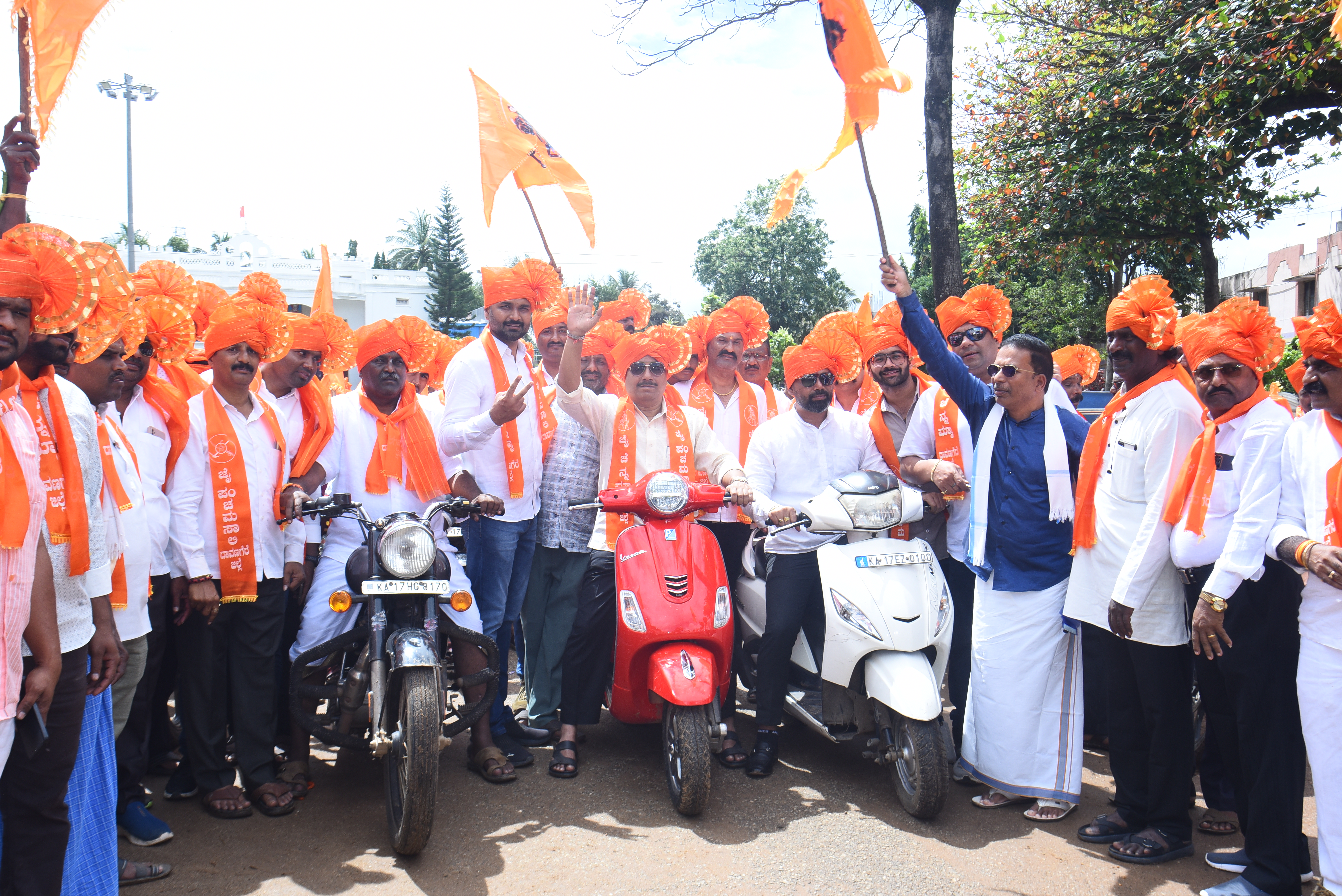 ದಾವಣಗೆರೆಯ ಶಿವಯೋಗಿ ಮಂದಿರದ ಬಳಿ ಗುರುವಾರ ಹಮ್ಮಿಕೊಂಡಿದ್ದ ಬೈಕ್‌ ರ‍್ಯಾಲಿಗೆ ರೈತ ಮುಖಂಡ ತೇಜಸ್ವಿ ಪಟೇಲ್‌ ಚಾಲನೆ ನೀಡಿದರು