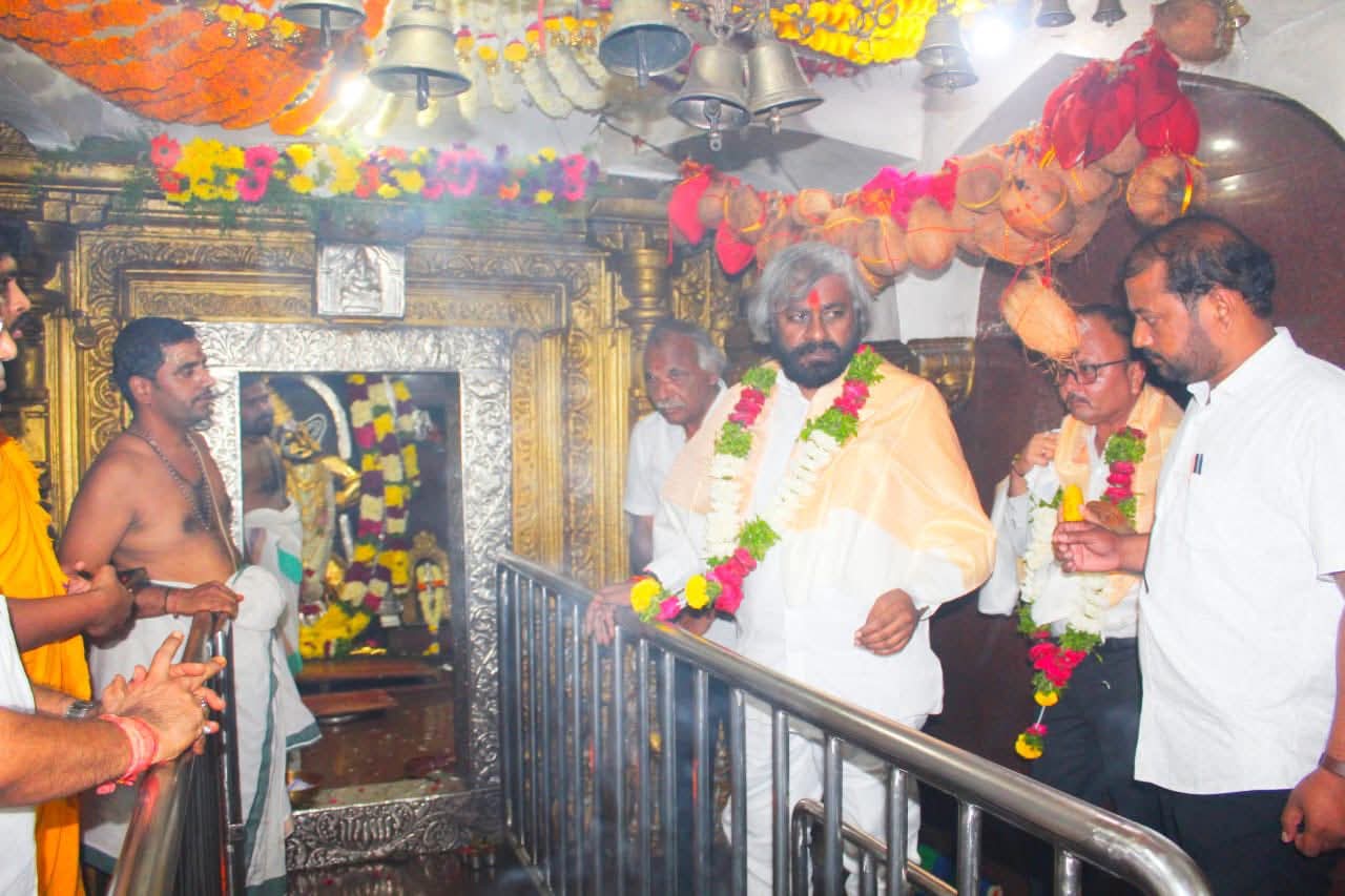 ಭಾಲ್ಕಿ ತಾಲ್ಲೂಕಿನ ಚಾಳಕಾಪೂರ ಗ್ರಾಮದಲ್ಲಿ ಹನುಮಾನ ದೇವರ ಜಾತ್ರಾ ಮಹೋತ್ಸವ ನಿಮಿತ್ತ ಜಿಲ್ಲಾ ಉಸ್ತುವಾರಿ ಸಚಿವ ಈಶ್ವರ ಖಂಡ್ರೆ ಅವರು ಹನುಮಾನ ದೇವರ ದರುಶನ ಪಡೆದರು