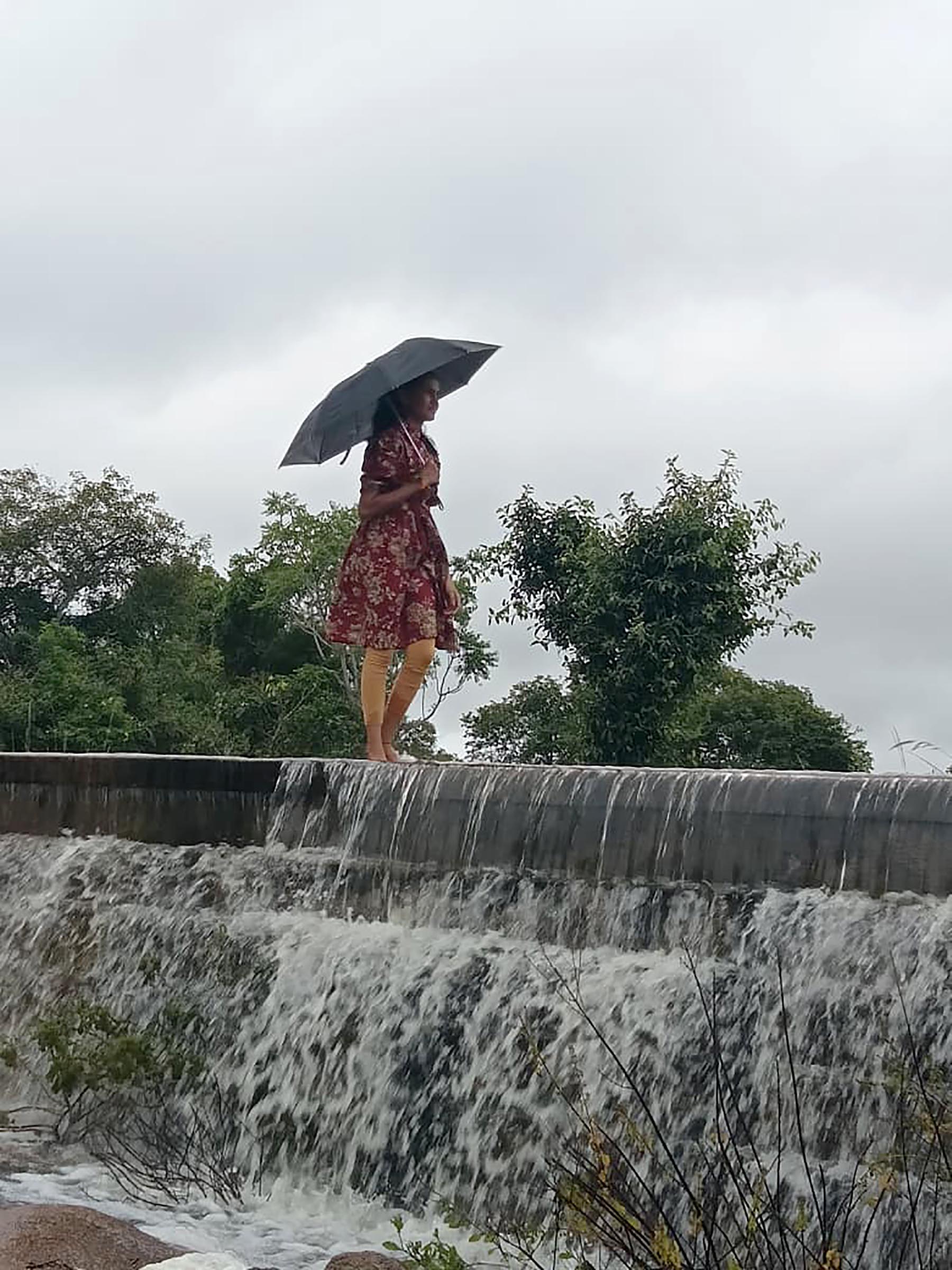 ಶಿಡ್ಲಘಟ್ಟ ತಾಲ್ಲೂಕಿನ ಹಳೇಹಳ್ಳಿ ಕೆರೆ ಕೋಡಿ ಹರಿಯುತ್ತಿದೆ