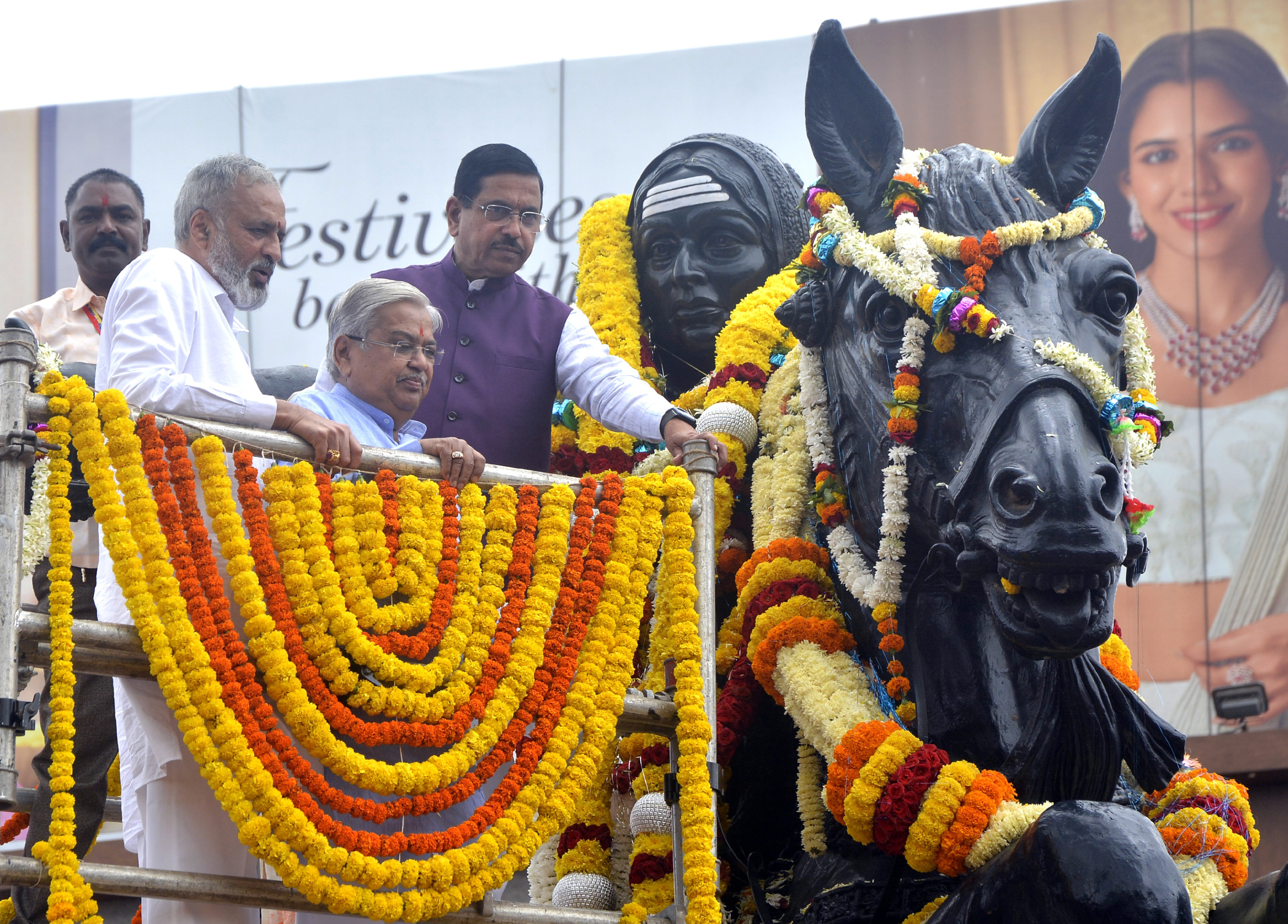 ಹುಬ್ಬಳ್ಳಿಯ ಚನ್ನಮ್ಮ ವೃತ್ತದಲ್ಲಿನ ಚನ್ನಮ್ಮ ಪುತ್ಥಳಿಗೆ ಕೇಂದ್ರ ಸಚಿವ ಪ್ರಲ್ಹಾದ ಜೋಶಿ ಮಾಲಾರ್ಪಣೆ ಮಾಡಿದರು. ಸಂಸದರಾದ ಗೋವಿಂದ ಕಾರಜೋಳ ವಿಶ್ವೇಶ್ವರ ಹೆಗಡೆ ಕಾಗೇರಿ ಪಾಲ್ಗೊಂಡಿದ್ದರು 