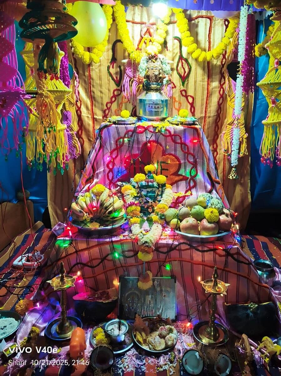 

ಅಳವಂಡಿ: ಮುಸ್ಲಿಂ ಕುಟುಂಬದಲ್ಲಿ ಲಕ್ಷ್ಮಿಪೂಜೆ