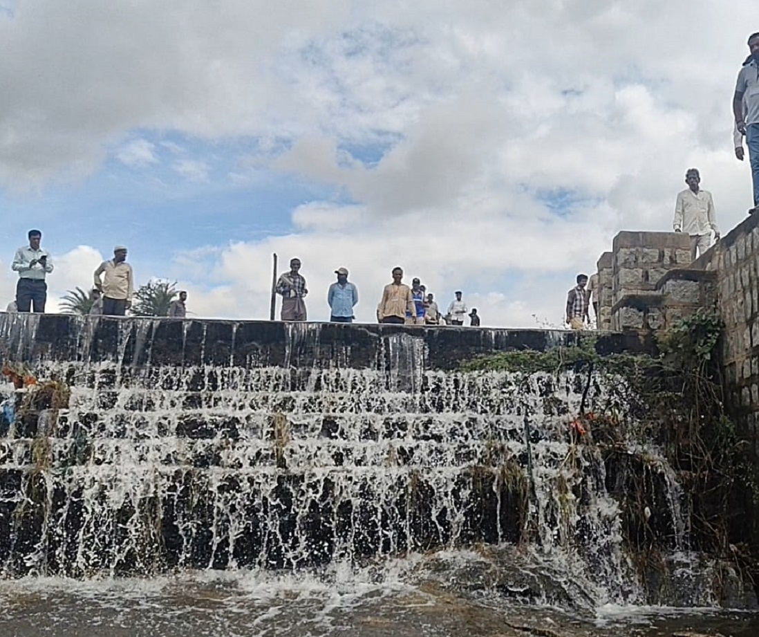 ಬೇತಮಂಗಲ ಕೆರೆ ಕೋಡಿ ಹರಿಯುತ್ತಿದ್ದು ಪ್ರವಾಸಿ ತಾಣವಾಗಿ ಅಭಿವೃದ್ಧಿಪಡಿಸುವ ಭರವಸೆ