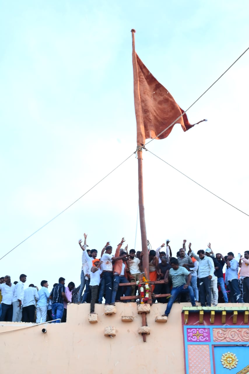 ಭಾಲ್ಕಿ ತಾಲ್ಲೂಕಿನ ಚಾಳಕಾಪೂರ ಗ್ರಾಮದಲ್ಲಿ ಹನುಮಾನ ದೇವರ ಜಾತ್ರಾ ಮಹೋತ್ಸವ ನಿಮಿತ್ತ ಧ್ವಜಾರೋಹಣ ನೆರವೇರಿತು