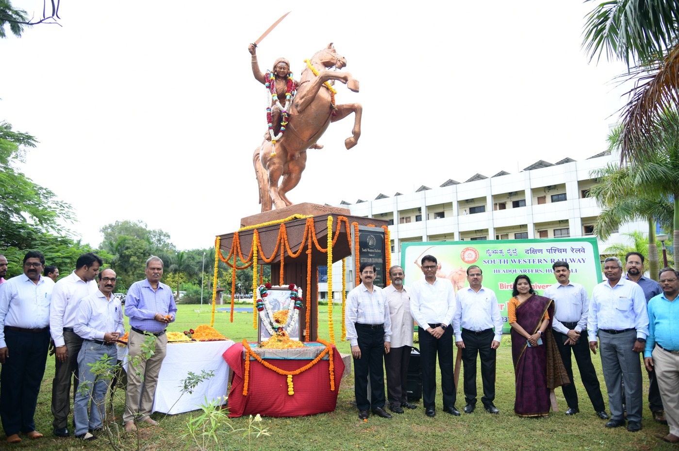ಹುಬ್ಬಳ್ಳಿಯ ನೈರುತ್ಯ ರೈಲ್ವೆ ಪ್ರಧಾನ ಕಚೇರಿ ರೈಲ್‌ಸೌಧದಲ್ಲಿ ನಡೆದ ಚನ್ನಮ್ಮ ಜಯಂತಿ ಕಾರ್ಯಕ್ರಮದಲ್ಲಿ ಮಹಾ ಪ್ರಬಂಧಕ ಮುಕುಲ್ ಶರಣ್ ಮಾಥುರ್ ಪಾಲ್ಗೊಂಡಿದ್ದರು