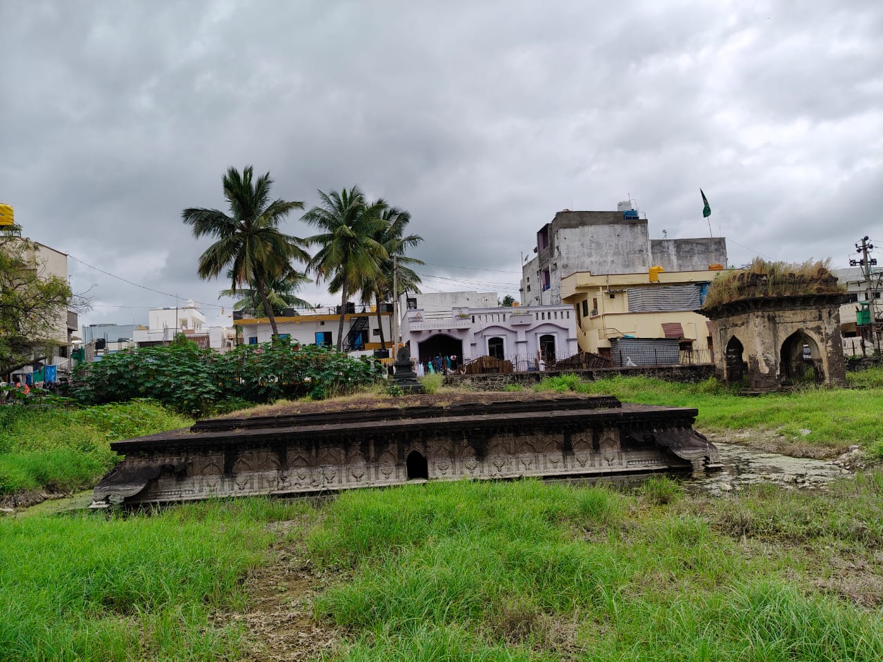 ಅಲಿರೋಜಾ ಆವರಣದಲ್ಲಿರುವ ಕಪ್ಪು ಶಿಲಾಮಂಟಪದ ಸಮಾಧಿ ಜಲಾವೃತವಾಗಿರುವುದು – ಪ್ರಜಾವಾಣಿ ಚಿತ್ರ