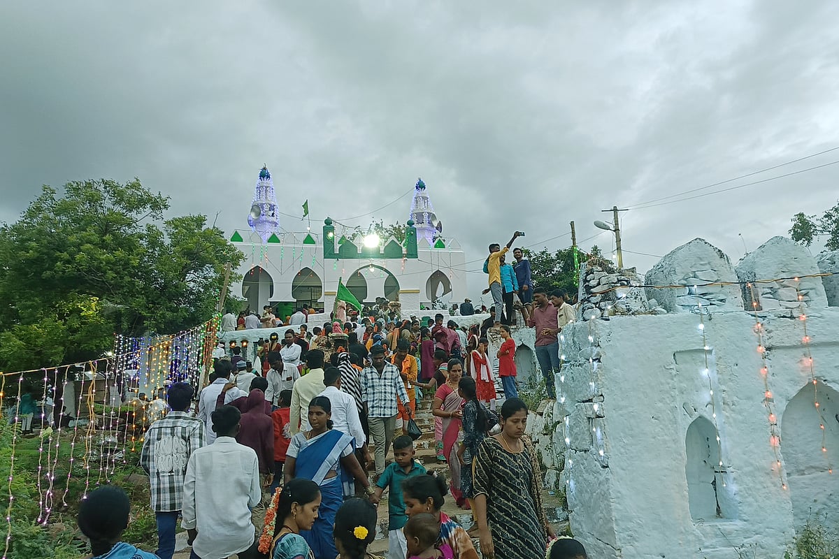 ತಾಳಿಕೋಟೆ: ಲಾಡ್ಲೇ ಮಶ್ಯಾಕ್ ದರ್ಗಾ ಜಾತ್ರಾ ಮಹೋತ್ಸವಕ್ಕೆ ಚಾಲನೆ
