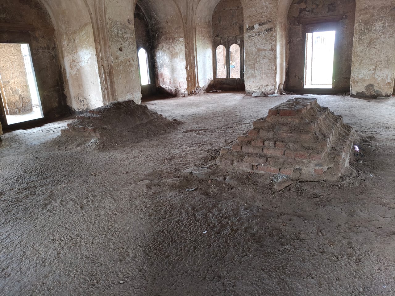 ಇಟ್ಟಿಗೆಗಳಿಂದ ಮರು ಸ್ಪರ್ಶ ನೀಡಿದ್ದ ಸಮಾಧಿಗಳು ಕುಂದು ಹೋಗಿರುವುದು – ಪ್ರಜಾವಾಣಿ ಚಿತ್ರ