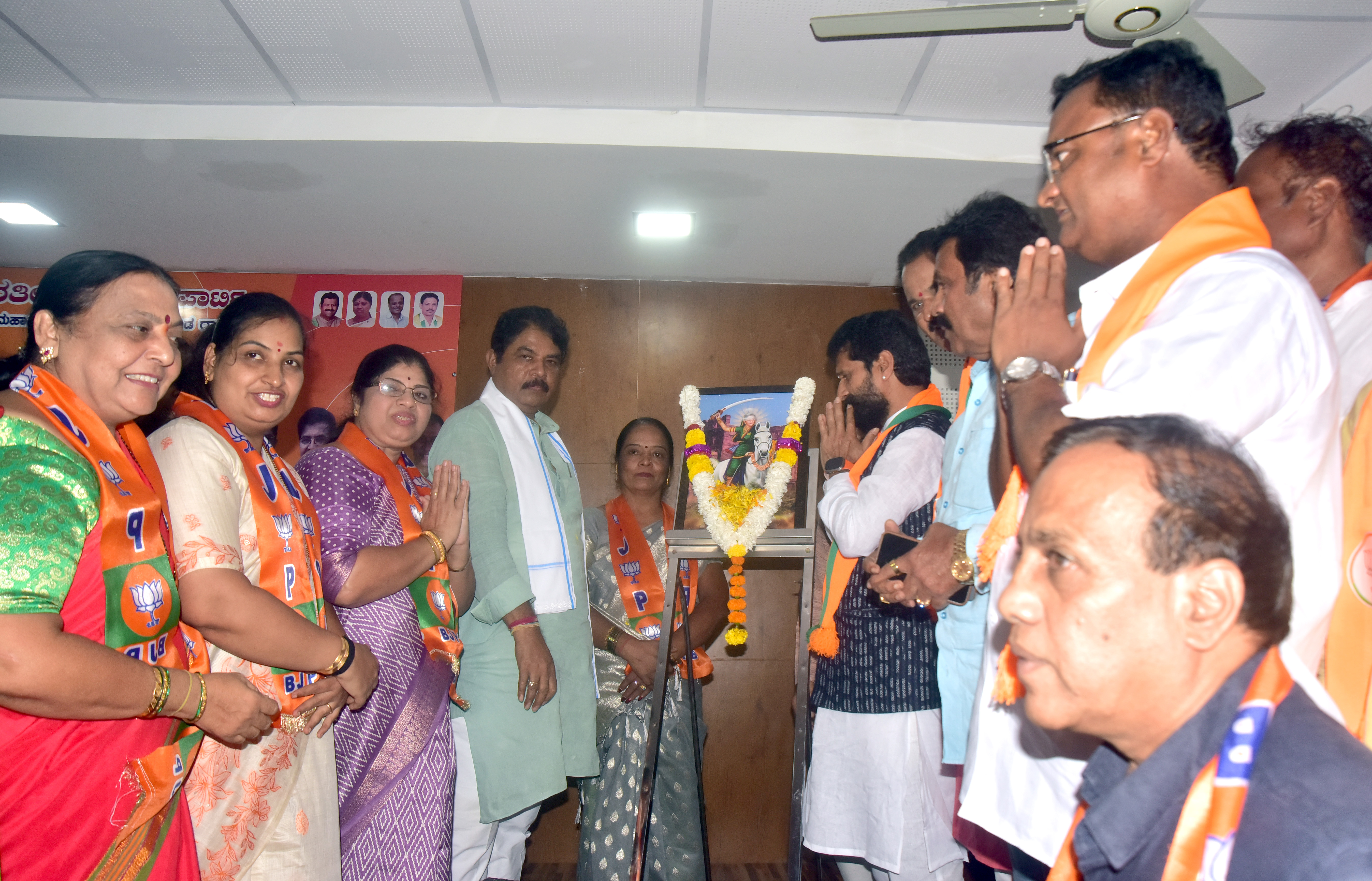 ಹುಬ್ಬಳ್ಳಿಯ ಬಿಜೆಪಿ ಕಚೇರಿಯಲ್ಲಿ ಚನ್ನಮ್ಮ ಚಿತ್ರಕ್ಕೆ ಪೂಜೆ ಸಲ್ಲಿಸಿ ಜಯಂತಿ ಆಚರಿಸಲಾಯಿತು. ವಿಧಾನಸಭೆ ವಿರೋಧ ಪಕ್ಷದ ನಾಯಕ ಆರ್‌. ಅಶೋಕ ವಿಧಾನ ಪರಿಷತ್‌ ಸದಸ್ಯ ಸಿ.ಟಿ. ರವಿ ಜಿಲ್ಲಾ ಘಟಕದ ಅಧ್ಯಕ್ಷ ತಿಪ್ಪಣ್ಣ ಮಜ್ಜಗಿ ಮೇಯರ್‌ ಜ್ಯೋತಿ ಪಾಟೀಲ ಭಾಗವಹಿಸಿದ್ದರು