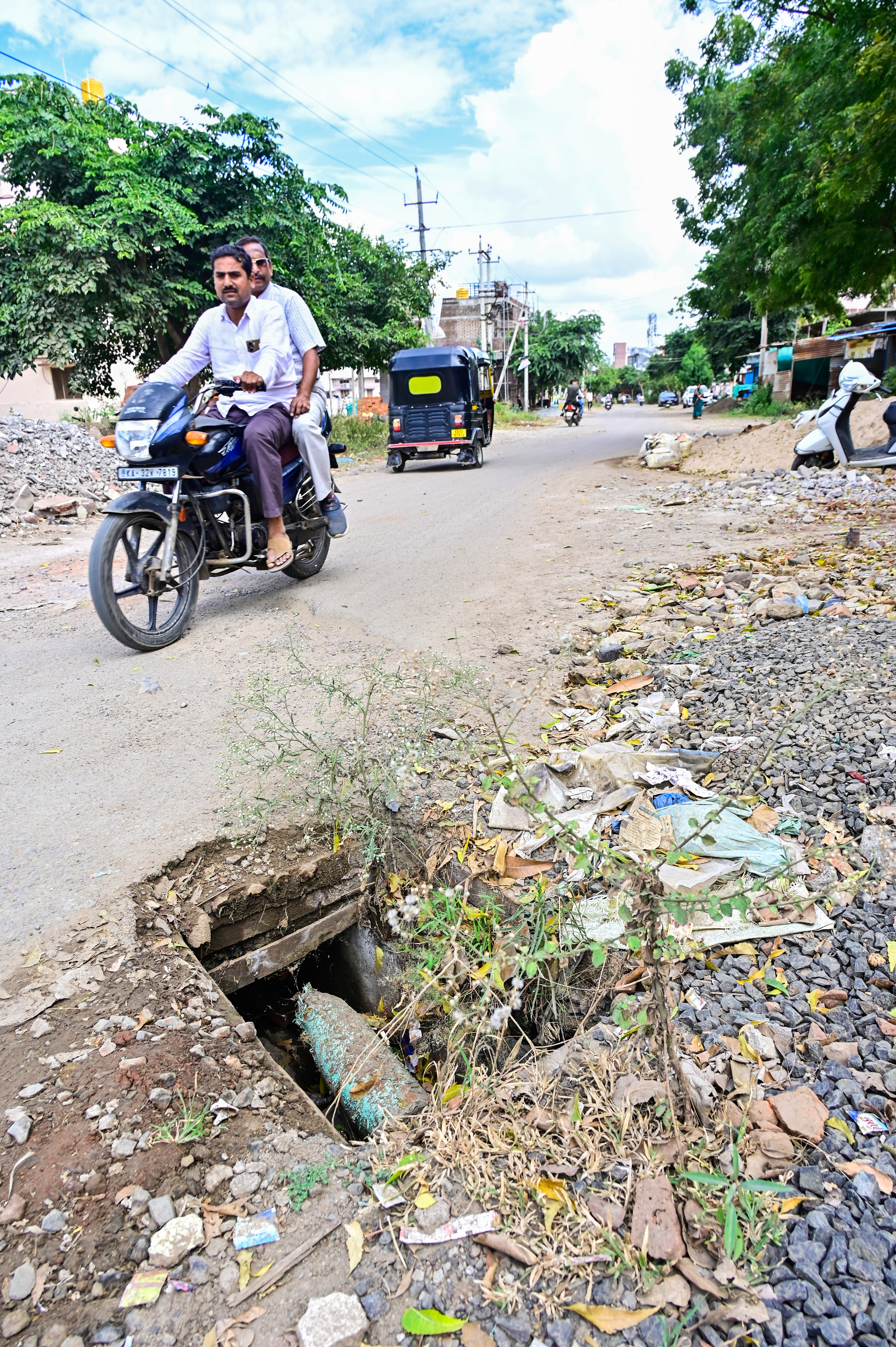 ಕಲಬುರಗಿಯ ಬ್ರಹ್ಮಪುರ ನಗರದ ಮಾಣಿಕೇಶ್ವರಿ ದೇವಸ್ಥಾನದ ಬಳಿ ಚರಂಡಿ ಮುಚ್ಚದಿರುವುದು