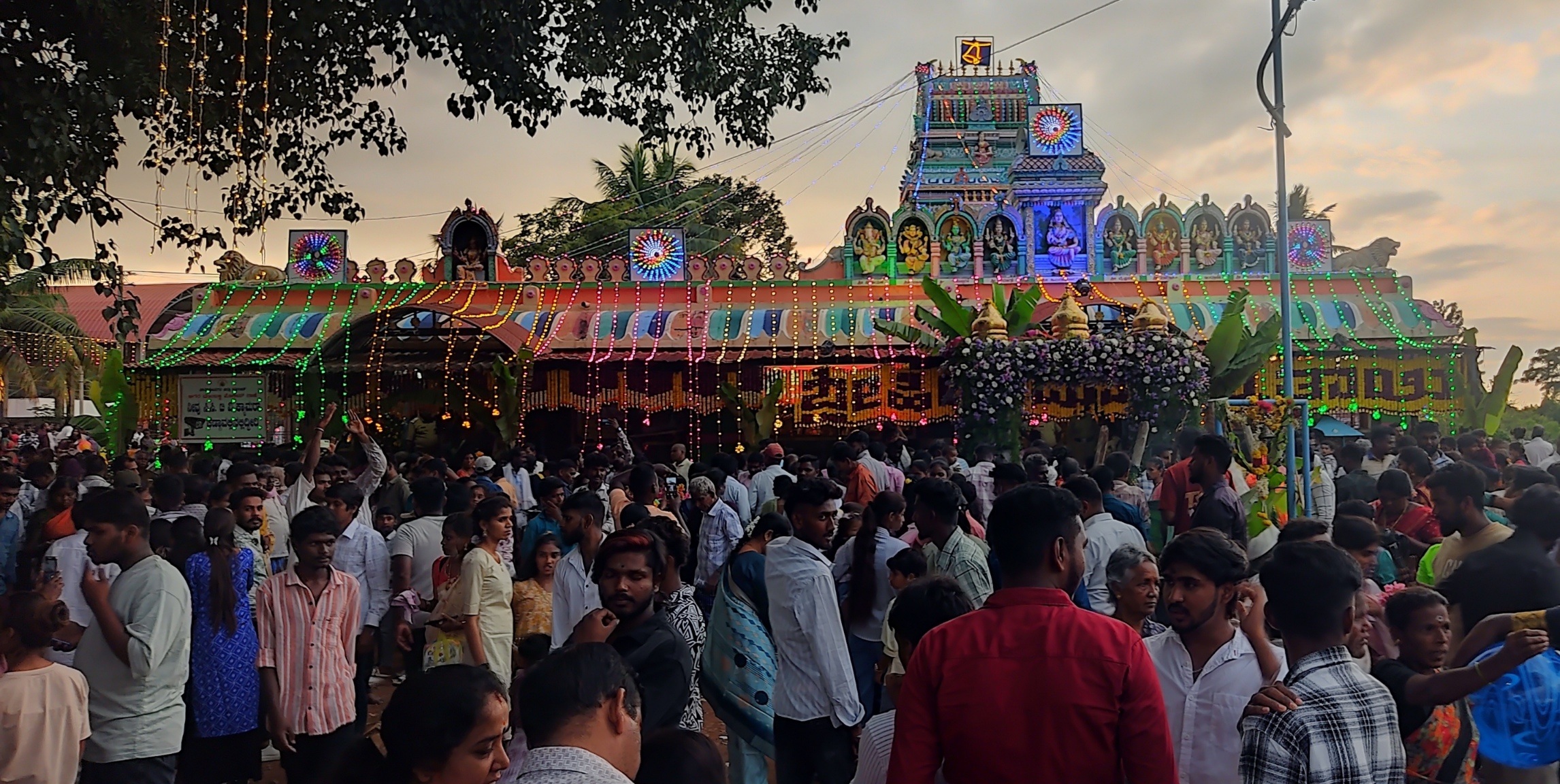 ಪುರಾಣ ಹಾಗೂ ಐತಿಹಾಸಿಕ ಅಗರ-ಮಾಂಬಳ್ಳಿ ಗ್ರಾಮದ ಹಿಂಡಿ ಮಾರಮ್ಮ ಕೊಂಡೋತ್ಸವದಲ್ಲಿ ಭಾಗವಹಿಸಿದ್ದ ಭಕ್ತರು