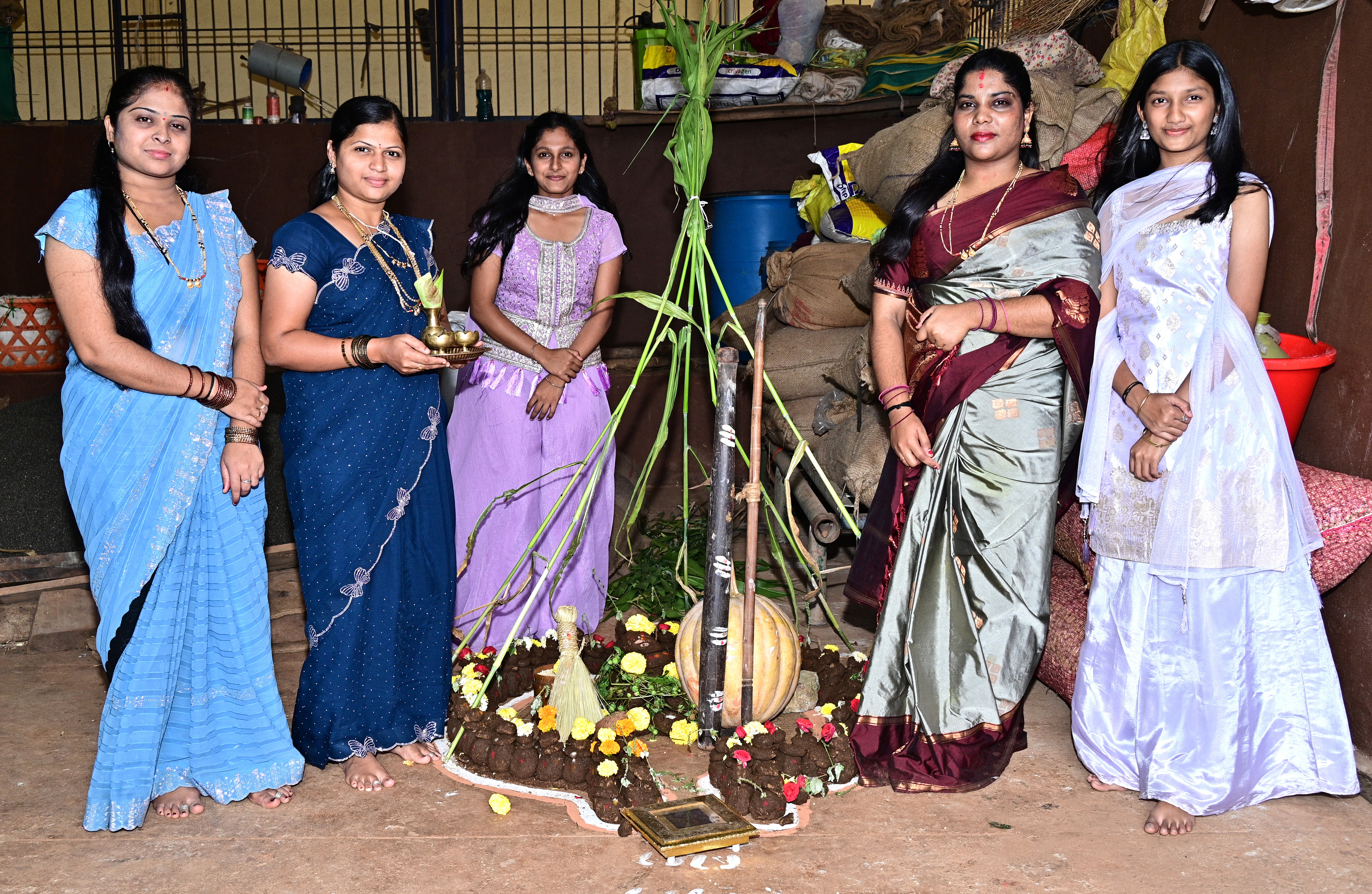ಧಾರವಾಡದ ಕಮಲಾಪುರದ ಕಮತಿಯವರ ಮನೆಯಲ್ಲಿ ದೀಪಾವಳಿ ಅಂಗವಾಗಿ ಪಾಂಡವರ ಮೂರ್ತಿ ಸ್ಥಾಪಿಸಿ ಹಟ್ಟಿ ಹಬ್ಬ ಆಚರಿಸಲಾಯಿತುಪ್ರಜಾವಾಣಿ ಚಿತ್ರ: ಗೋವಿಂದರಾಜ ಜವಳಿ