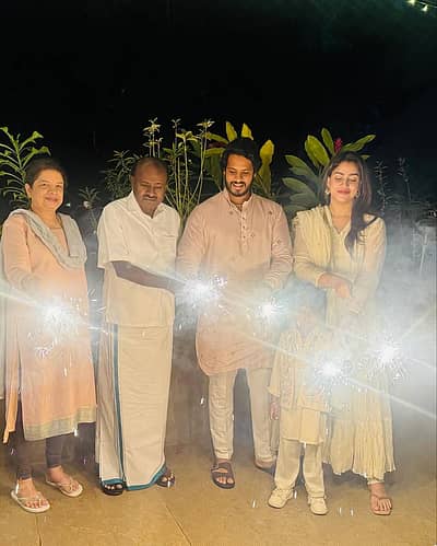 ಜೆಡಿಎಸ್ ಯು ಘಟಕದ ಅಧ್ಯಕ್ಷ,‌ ನಟ ನಿಖಿಲ್ ಕುಮಾರ್‌ಸ್ವಾಮಿ ಕುಟುಂಬ ಕೂಡ ದೀಪಾವಳಿ ಹಬ್ಬವನ್ನು ಆಚರಿಸಿದ್ದಾರೆ. ತಂದೆ ಹೆಚ್‌.ಡಿ ಕುಮಾರಸ್ವಾಮಿ, ತಾಯಿ ಅನಿತಾ, ಪತ್ನಿ ರೇವತಿ, ಪುತ್ರ ಅವ್ಯಾನ್ ದೇವ್ ಜೊತೆಗೆ ನಿಖಿಲ್ ಕುಮಾರಸ್ವಾಮಿ ಫೋಟೊವನ್ನು ಕ್ಲಿಕ್ಕಿಸಿಕೊಂಡಿದ್ದಾರೆ. 