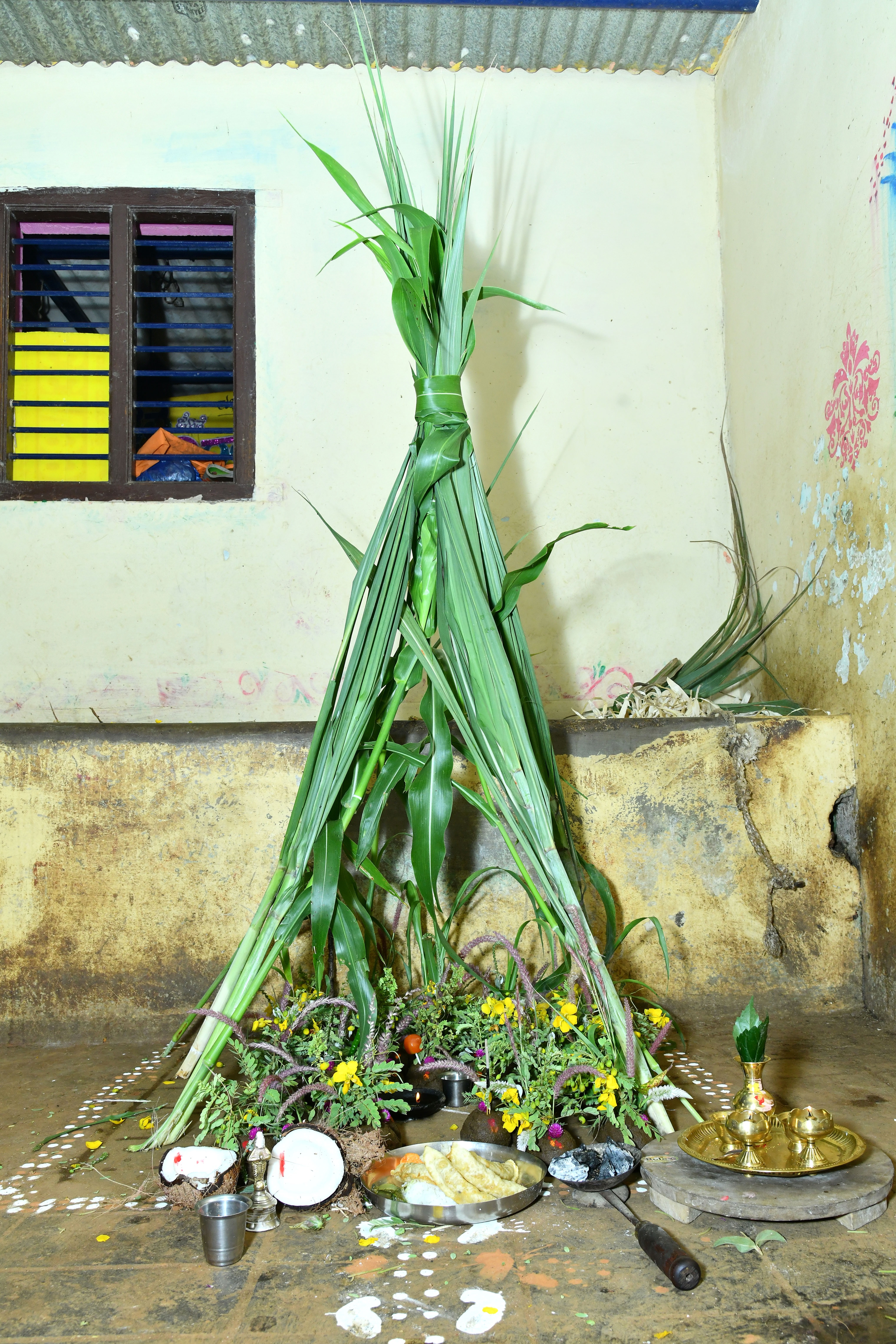 ಹಾವೇರಿಯ ಮನೆಯೊಂದರಲ್ಲಿ ಬಲಿಪಾಡ್ಯಮಿ ಅಂಗವಾಗಿ ಬುಧವಾರ ಸಗಣಿಯಿಂದ  ಹಟ್ಟಿ ಲಕ್ಕವ್ವ ಪ್ರತಿಷ್ಠಾಪಿಸಲಾಗಿತ್ತು