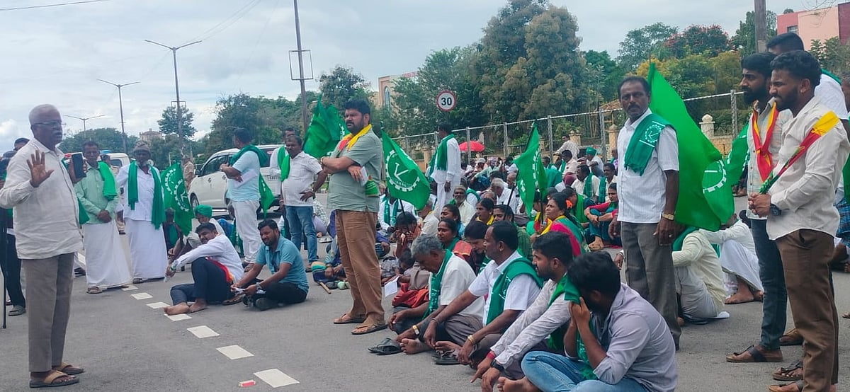 ಡಿ.ಸಿ ಕಚೇರಿ ಪ್ರವೇಶಕ್ಕೆ ಯತ್ನ; ಮುಖಂಡರು ಪೊಲೀಸ್ ವಶಕ್ಕೆ