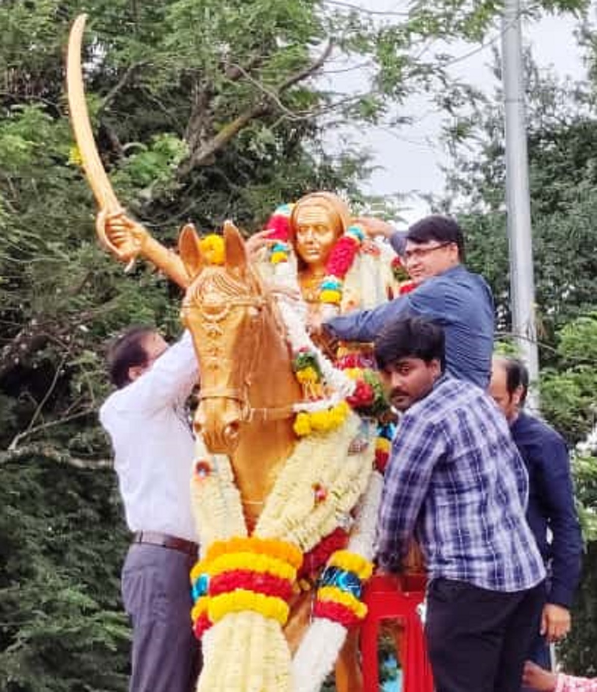 ಹುಬ್ಬಳ್ಳಿಯಲ್ಲಿ ನೈರುತ್ಯ ರೈಲ್ವೆ ವಿಭಾಗೀಯ ರೈಲ್ವೆ ಹೆಚ್ಚುವರಿ ವ್ಯವಸ್ಥಾಪಕ ಪ್ರೇಮ್‌ಚಂದ್ರ ಅವರು ಚನ್ನಮ್ಮ ಪುತ್ಥಳಿಗೆ ಮಾಲಾರ್ಪಣೆ ಮಾಡಿದರು 
