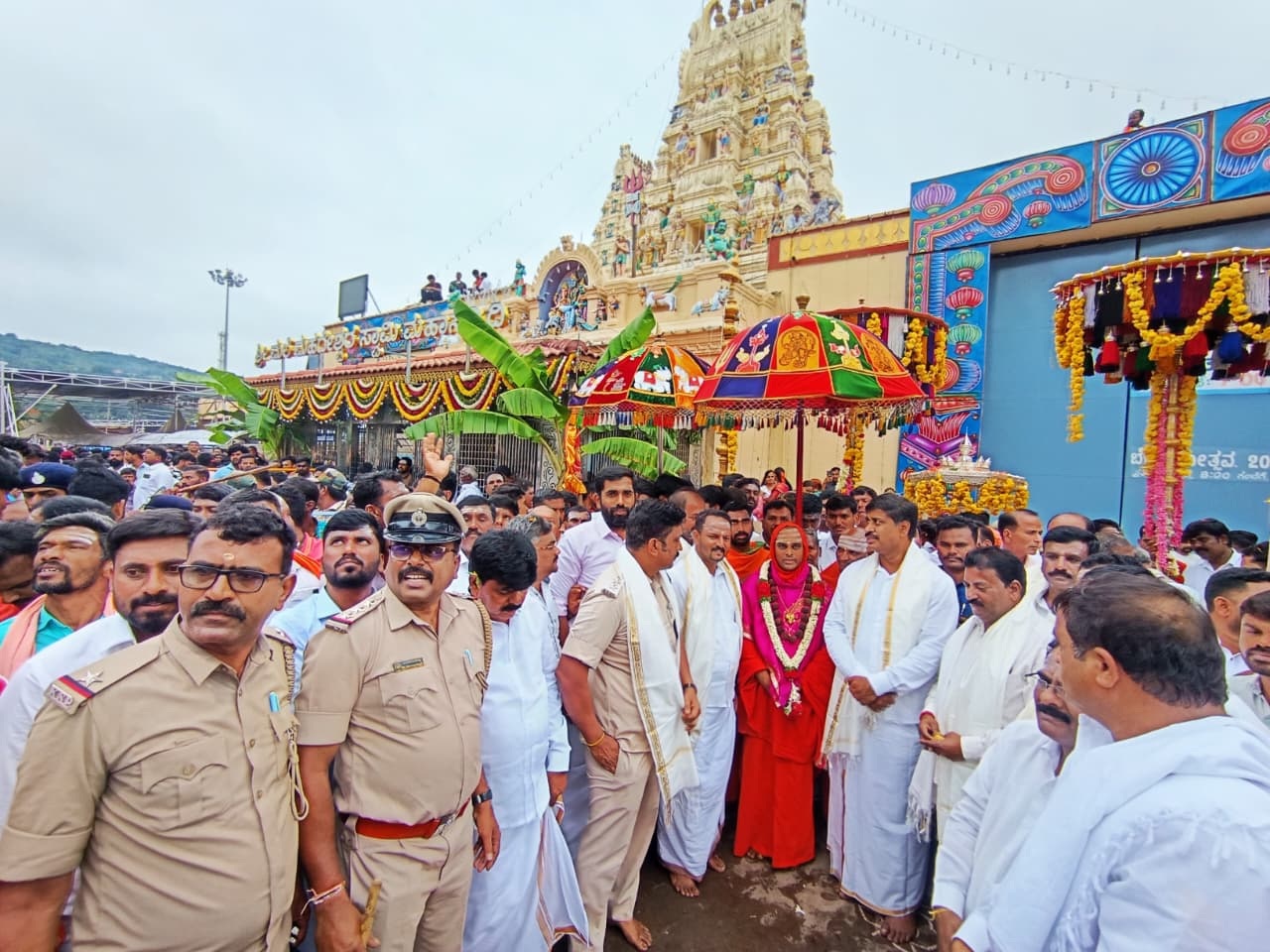 ರಥೋತ್ಸವದಲ್ಲಿ ಭಾಗವಹಿಸಿದ್ದ ಸಾಲೂರು ಮಠಾಧ್ಯಕ್ಷ  ಶಾಂತ ಮಲ್ಲಿಕಾರ್ಜನ ಸ್ವಾಮೀಜಿ