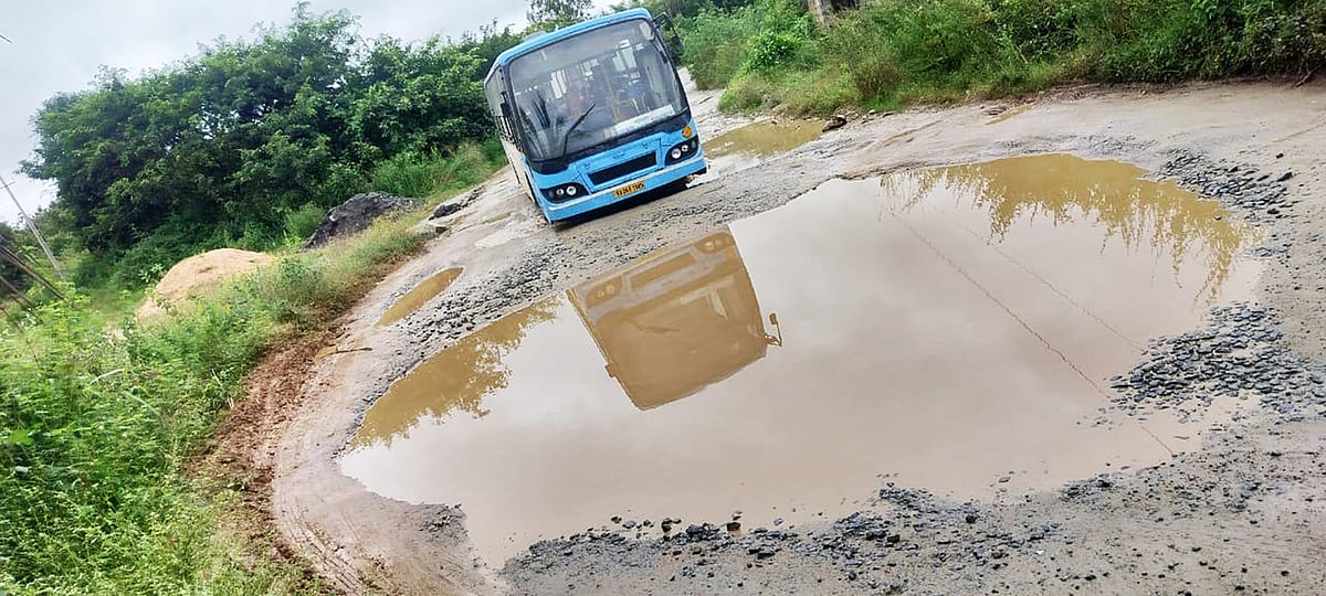 ರಸ್ತೆಯಲ್ಲ... ಕೆಸರು ಗದ್ದೆ: ಗುಂಡಿಮಯವಾದ ಕೊರಟಗೆರೆ ತಾಲ್ಲೂಕಿನ ರಸ್ತೆಗಳು