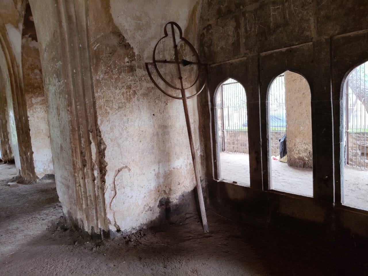 ಅನಾಥವಾಗಿ ಸ್ಮಾರಕದ ಒಳಗೆ ಬಿದ್ದರುವ ಬೋರ್ಡ್ – ಪ್ರಜಾವಾಣಿ ಚಿತ್ರ